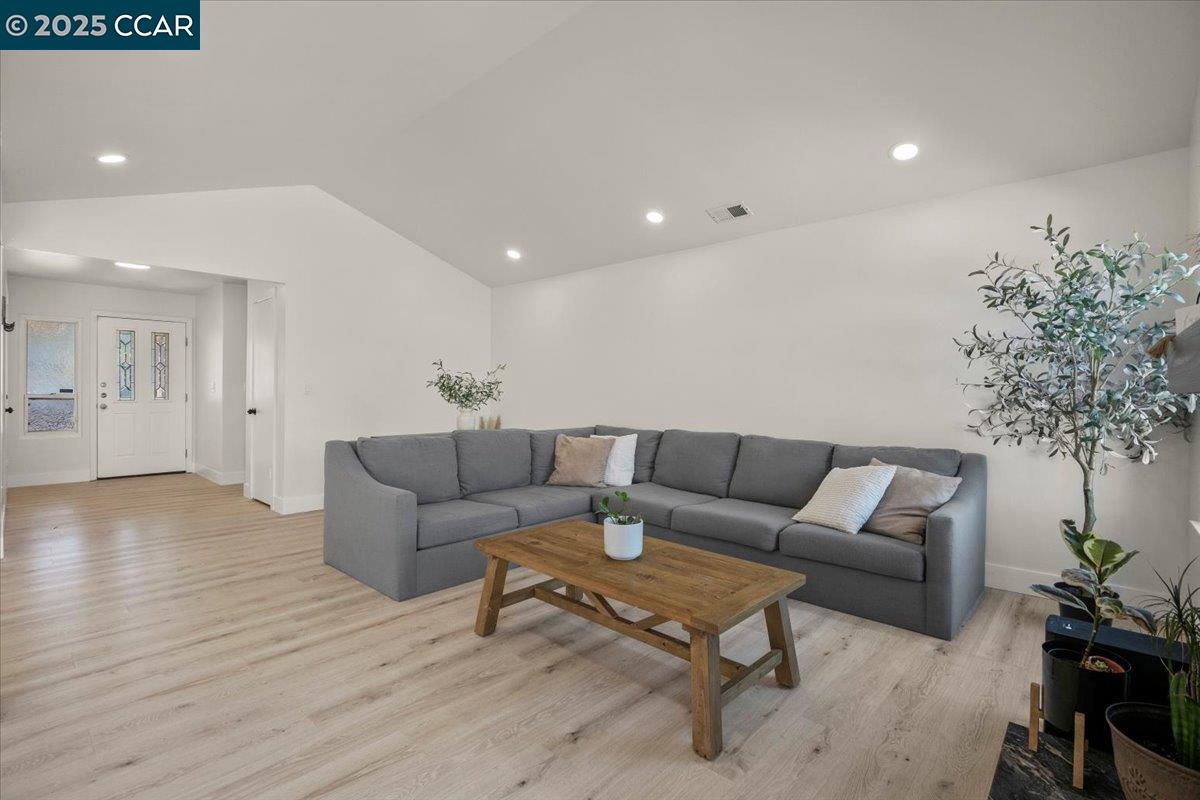 118 Cottonwood Ct, Hercules, California 94547, 3 Bedrooms Bedrooms, 8 Rooms Rooms,2 BathroomsBathrooms,Residential,For Sale,118 Cottonwood Ct,41106714