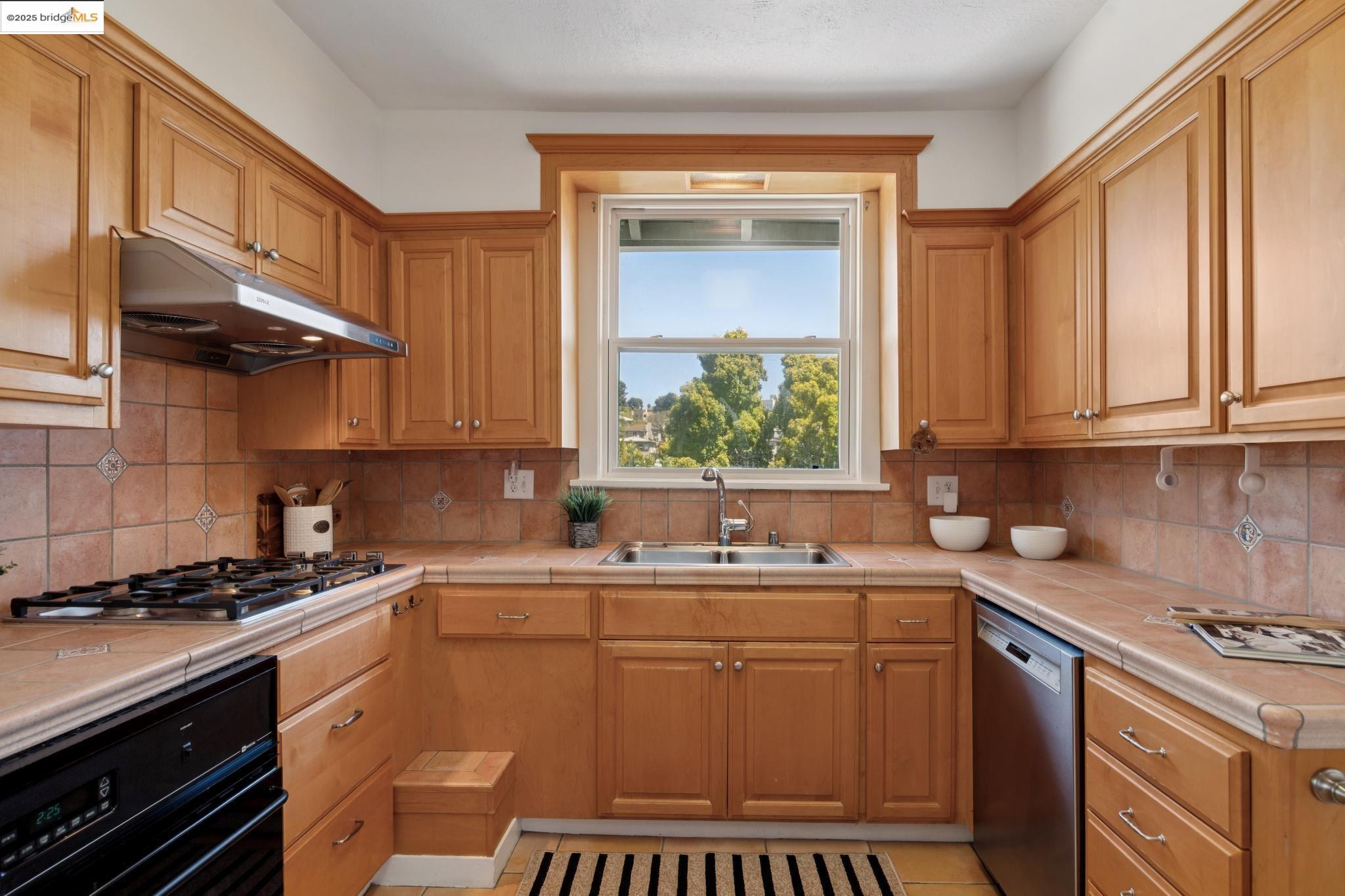 632 Valle Vista Ave, Oakland, California 94610, 3 Bedrooms Bedrooms, 6 Rooms Rooms,2 BathroomsBathrooms,Residential,For Sale,632 Valle Vista Ave,41106734