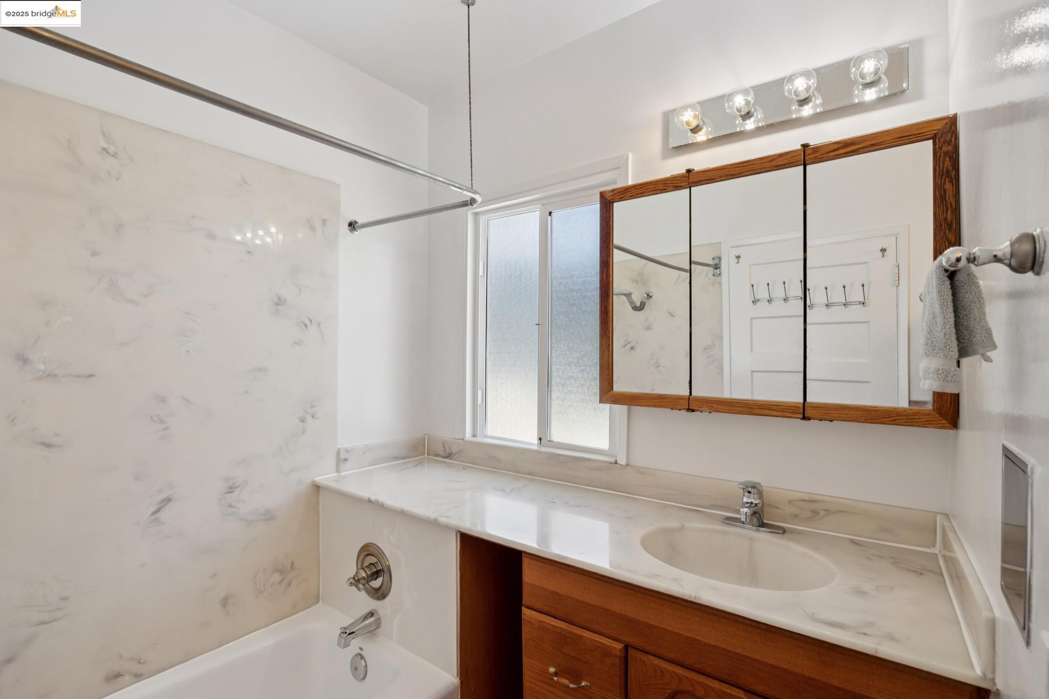 632 Valle Vista Ave, Oakland, California 94610, 3 Bedrooms Bedrooms, 6 Rooms Rooms,2 BathroomsBathrooms,Residential,For Sale,632 Valle Vista Ave,41106734