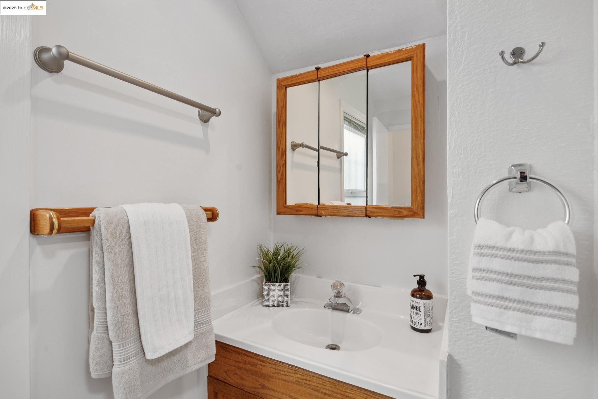 632 Valle Vista Ave, Oakland, California 94610, 3 Bedrooms Bedrooms, 6 Rooms Rooms,2 BathroomsBathrooms,Residential,For Sale,632 Valle Vista Ave,41106734