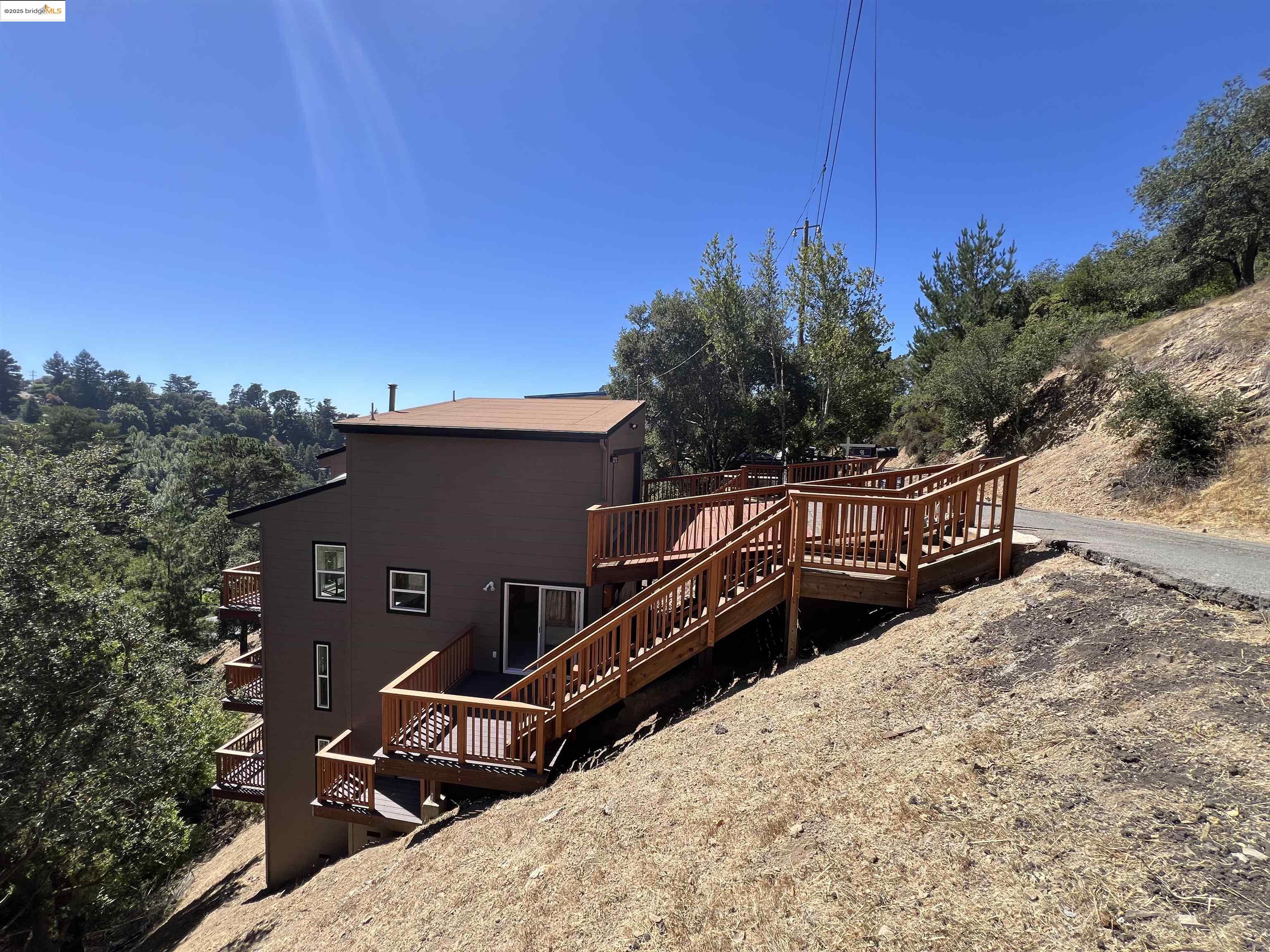 Detail Gallery Image 27 of 32 For 6659 Exeter Dr, Oakland,  CA 94611 - 3 Beds | 2/1 Baths