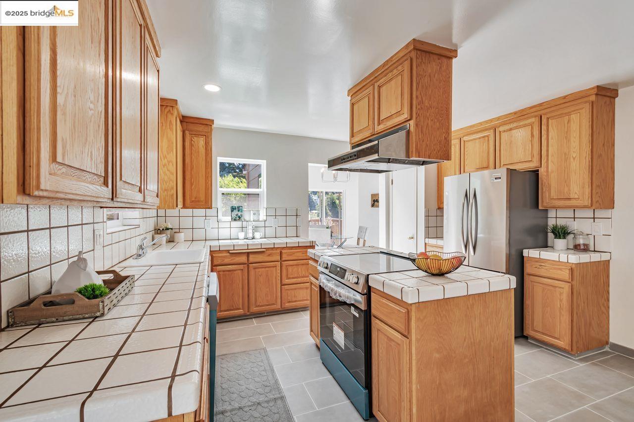 6659 Exeter Dr, Oakland, California 94611, 4 Bedrooms Bedrooms, 8 Rooms Rooms,2 BathroomsBathrooms,Residential,For Sale,6659 Exeter Dr,41106750