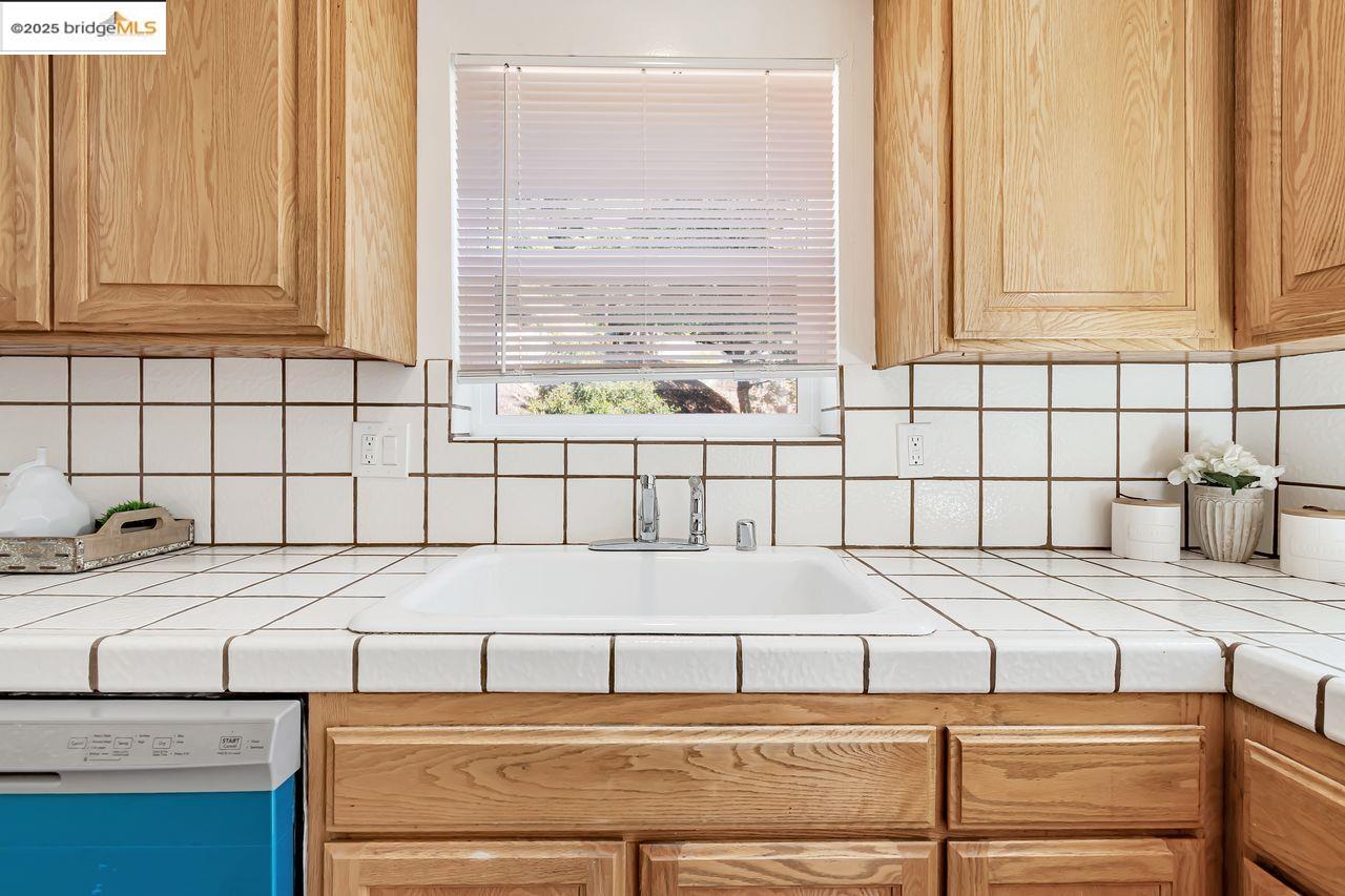 6659 Exeter Dr, Oakland, California 94611, 4 Bedrooms Bedrooms, 8 Rooms Rooms,2 BathroomsBathrooms,Residential,For Sale,6659 Exeter Dr,41106750