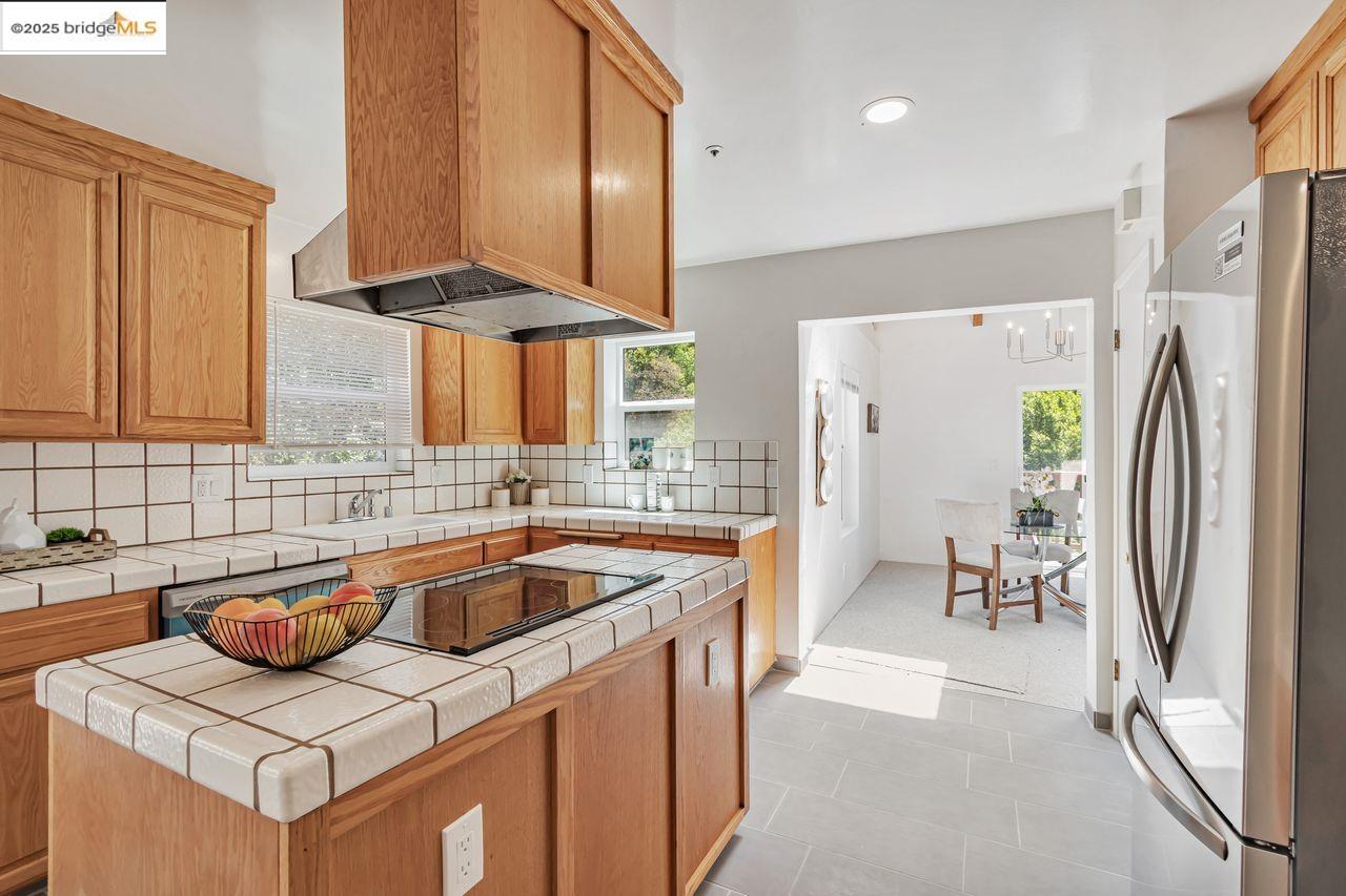 6659 Exeter Dr, Oakland, California 94611, 4 Bedrooms Bedrooms, 8 Rooms Rooms,2 BathroomsBathrooms,Residential,For Sale,6659 Exeter Dr,41106750