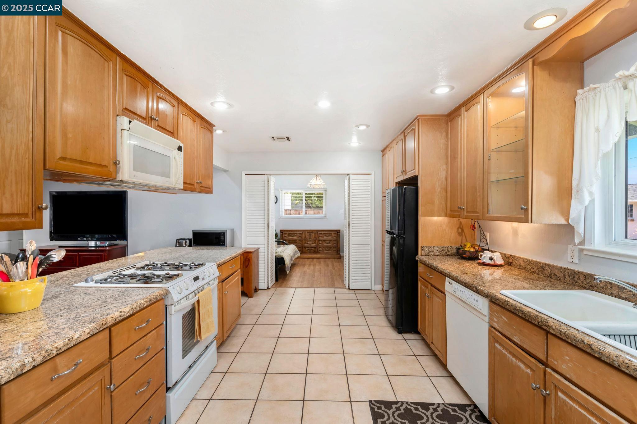 Detail Gallery Image 16 of 35 For 1216 Sherlock Way, Concord,  CA 94521 - 4 Beds | 2 Baths