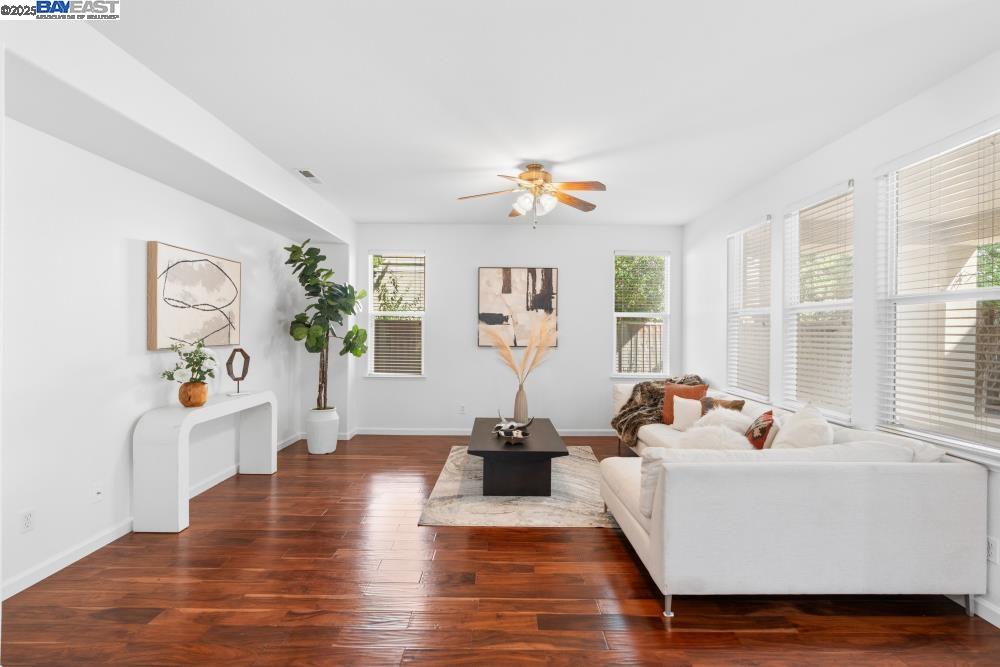 Detail Gallery Image 12 of 59 For 1525 Whispering Oaks Way, Pleasanton,  CA 94566 - 4 Beds | 3/1 Baths