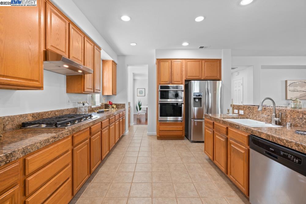 Detail Gallery Image 17 of 59 For 1525 Whispering Oaks Way, Pleasanton,  CA 94566 - 4 Beds | 3/1 Baths