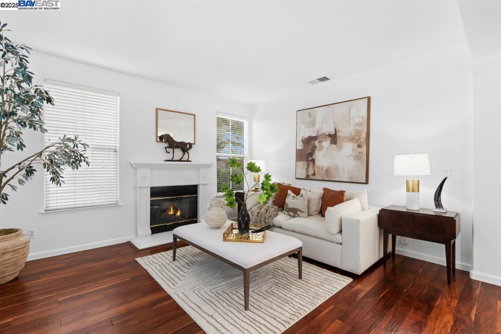 Detail Gallery Image 5 of 59 For 1525 Whispering Oaks Way, Pleasanton,  CA 94566 - 4 Beds | 3/1 Baths