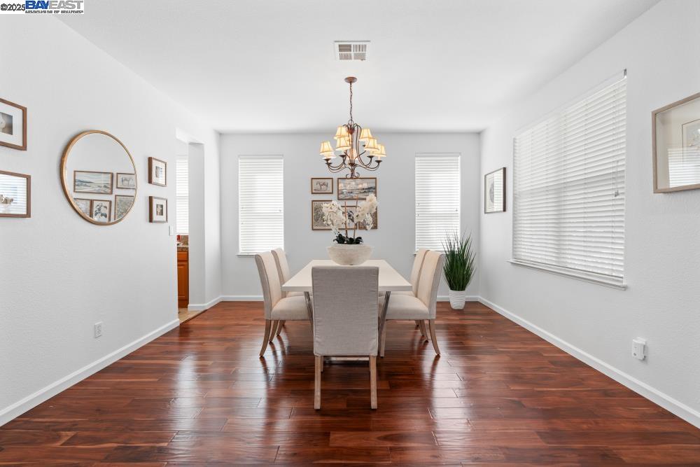 Detail Gallery Image 8 of 59 For 1525 Whispering Oaks Way, Pleasanton,  CA 94566 - 4 Beds | 3/1 Baths