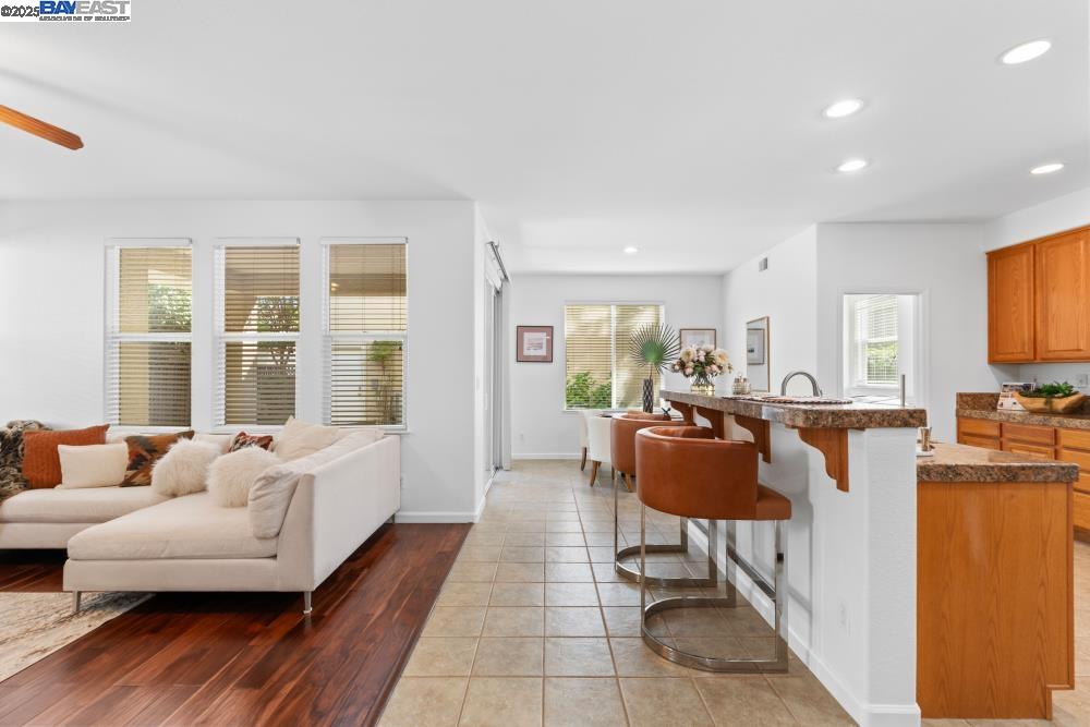 Detail Gallery Image 10 of 59 For 1525 Whispering Oaks Way, Pleasanton,  CA 94566 - 4 Beds | 3/1 Baths
