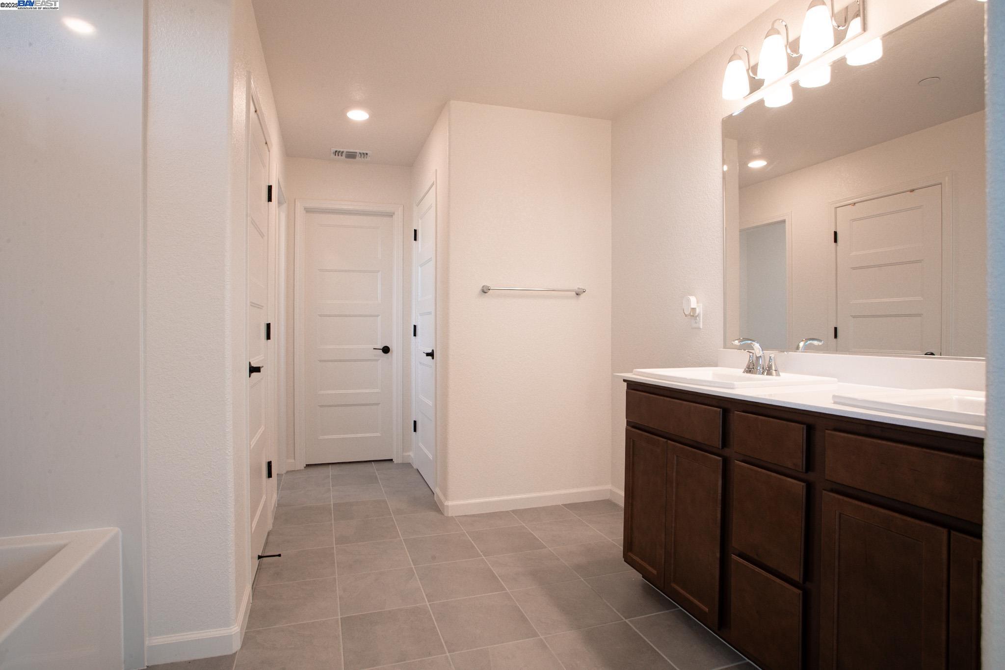 Detail Gallery Image 13 of 17 For 8000 Carpenter Court, Vacaville,  CA 95687 - 3 Beds | 2/1 Baths
