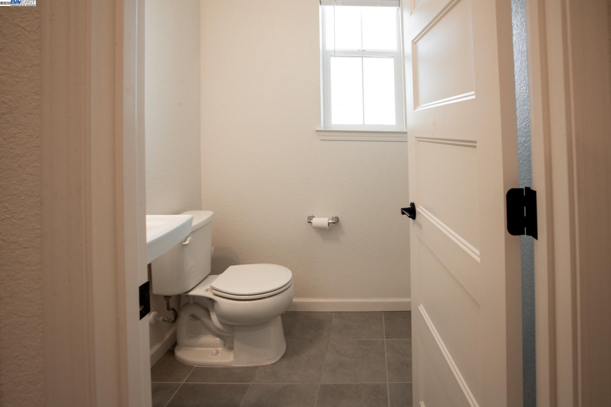 Detail Gallery Image 4 of 17 For 8000 Carpenter Court, Vacaville,  CA 95687 - 3 Beds | 2/1 Baths