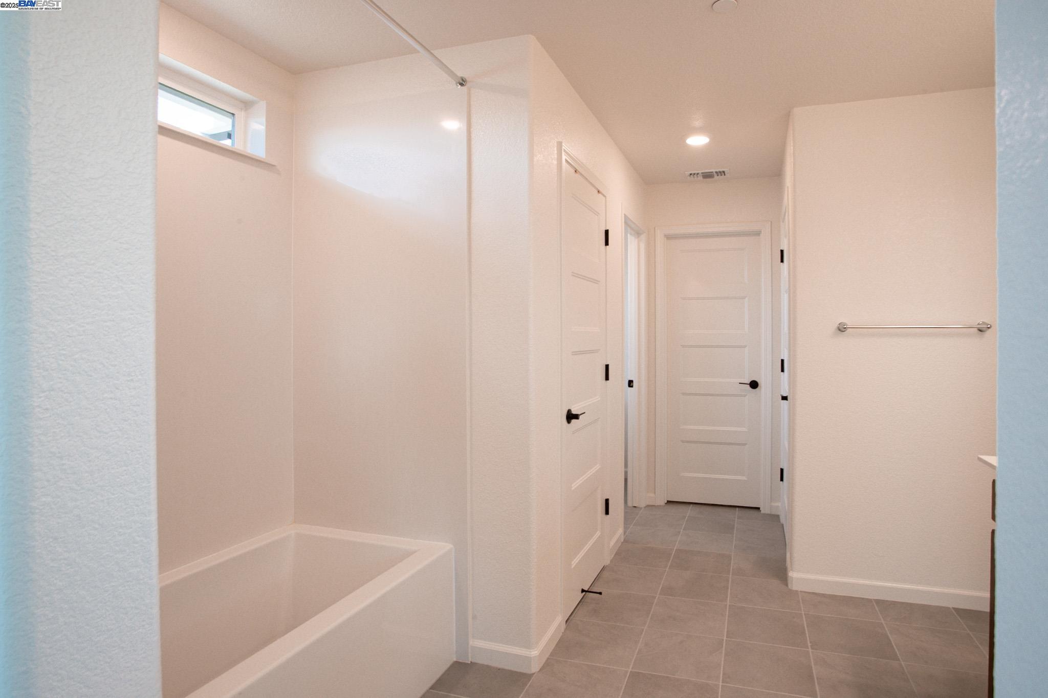 Detail Gallery Image 7 of 17 For 8000 Carpenter Court, Vacaville,  CA 95687 - 3 Beds | 2/1 Baths
