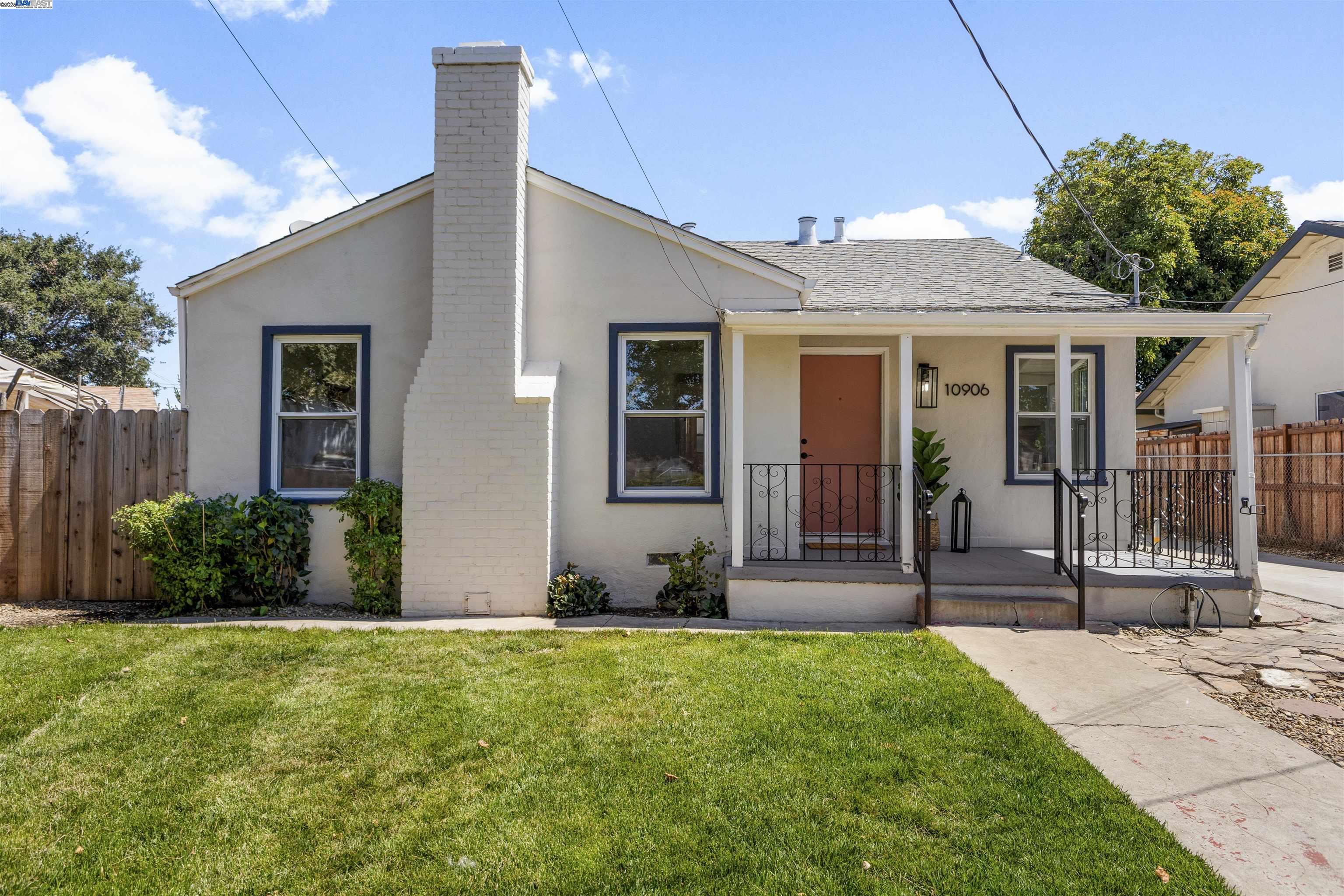 Detail Gallery Image 1 of 34 For 10906 Reposo Dr, Oakland,  CA 94603 - 3 Beds | 1 Baths