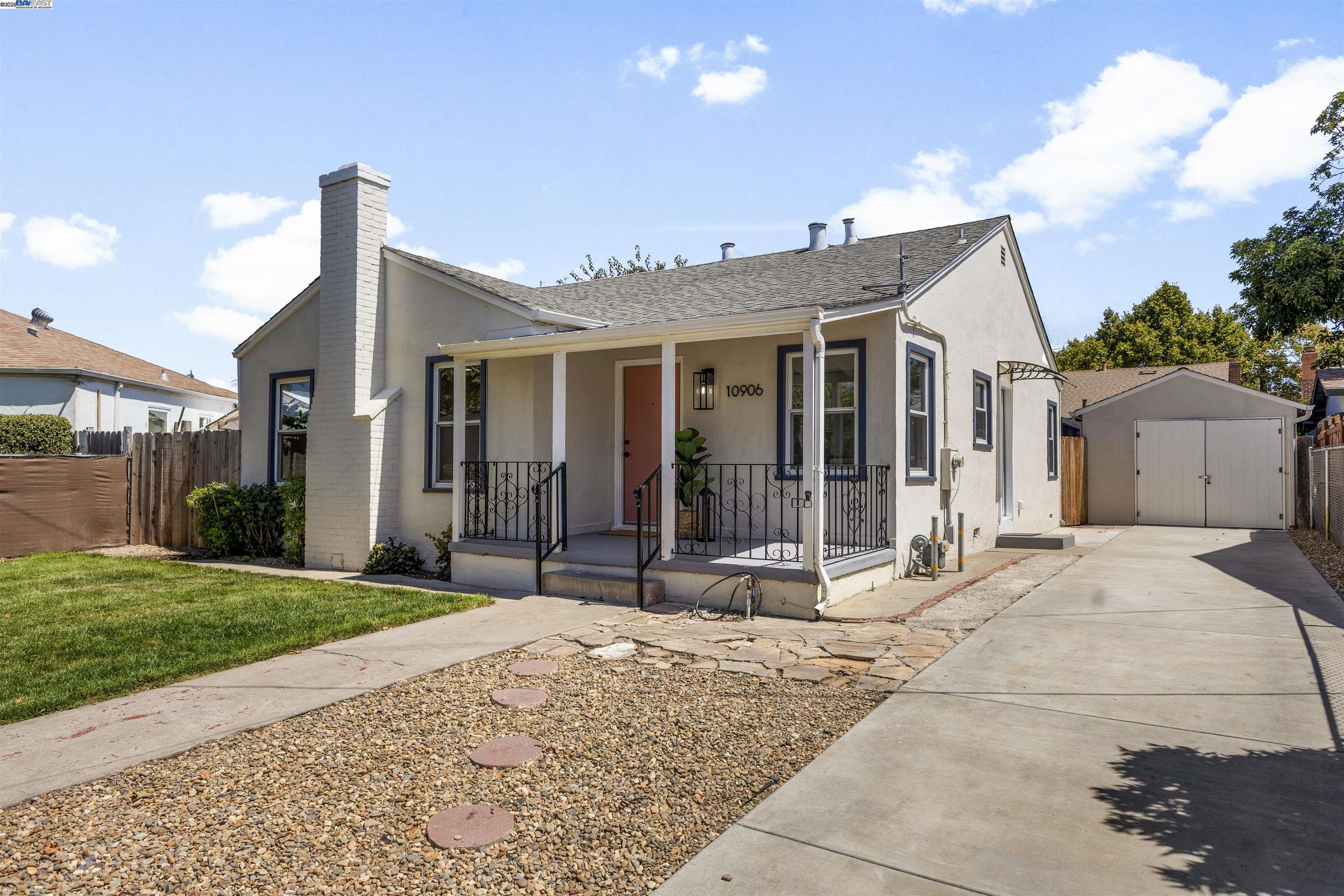 Detail Gallery Image 2 of 34 For 10906 Reposo Dr, Oakland,  CA 94603 - 3 Beds | 1 Baths