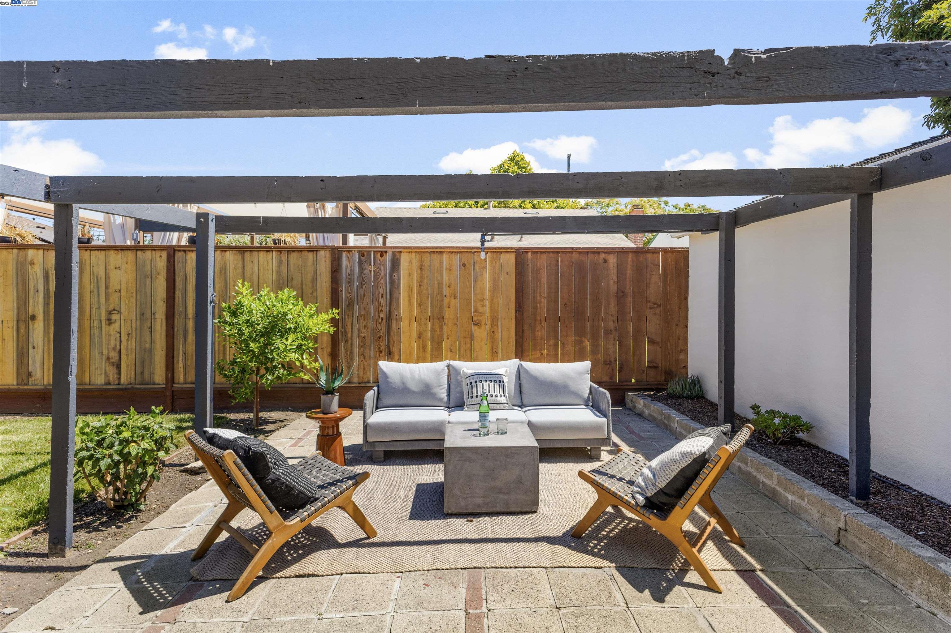 Detail Gallery Image 26 of 34 For 10906 Reposo Dr, Oakland,  CA 94603 - 3 Beds | 1 Baths
