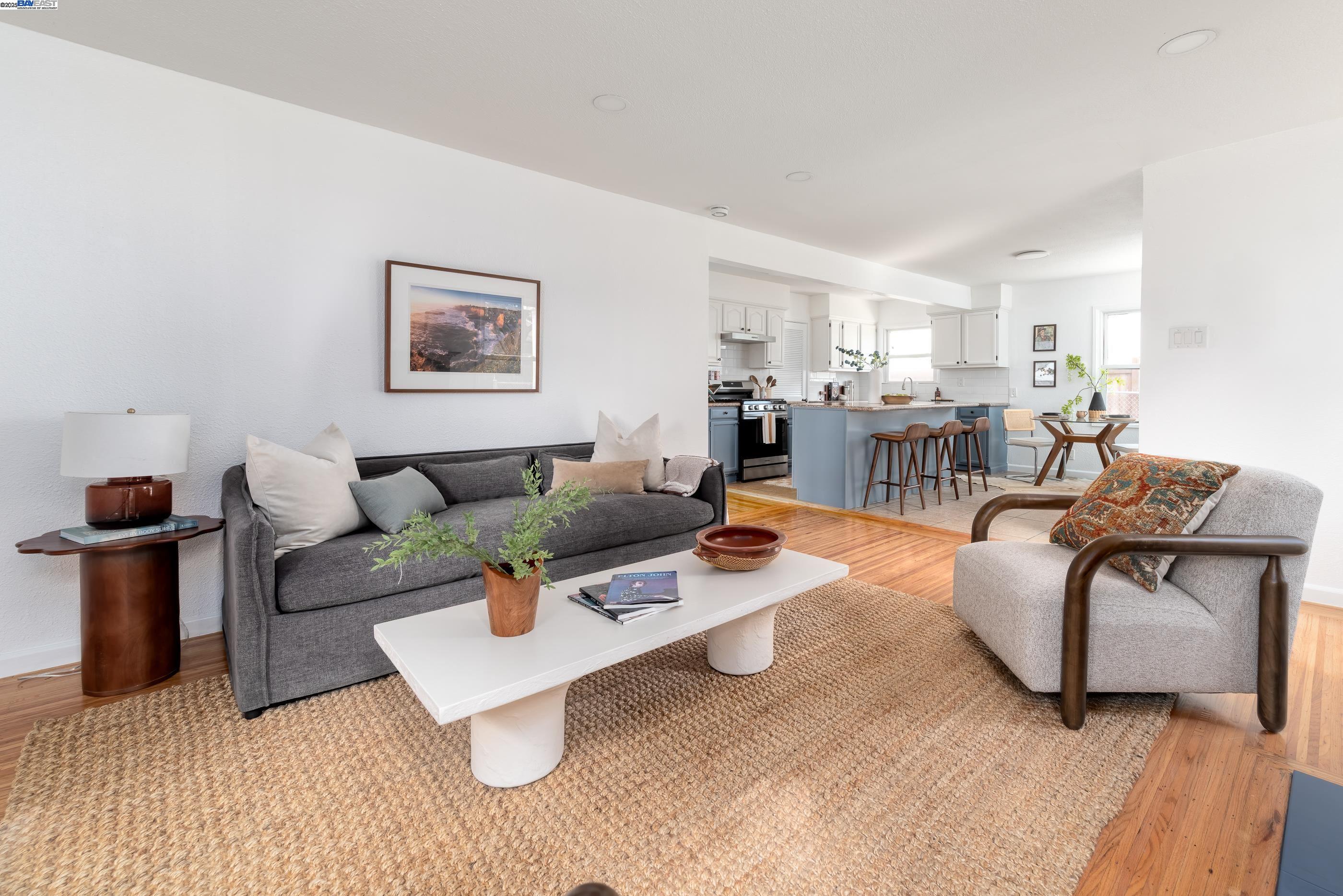 Detail Gallery Image 5 of 34 For 10906 Reposo Dr, Oakland,  CA 94603 - 3 Beds | 1 Baths