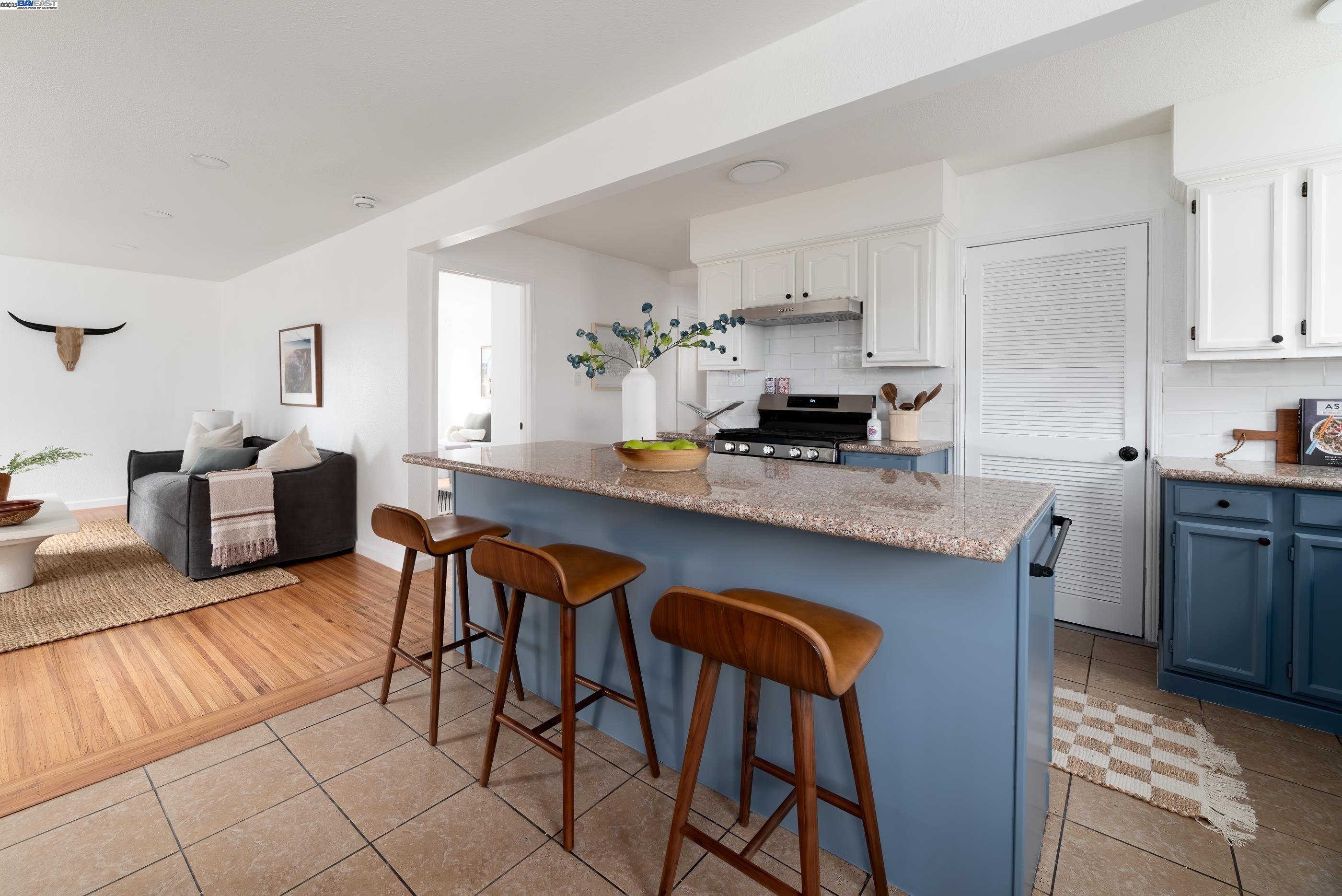 Detail Gallery Image 6 of 34 For 10906 Reposo Dr, Oakland,  CA 94603 - 3 Beds | 1 Baths