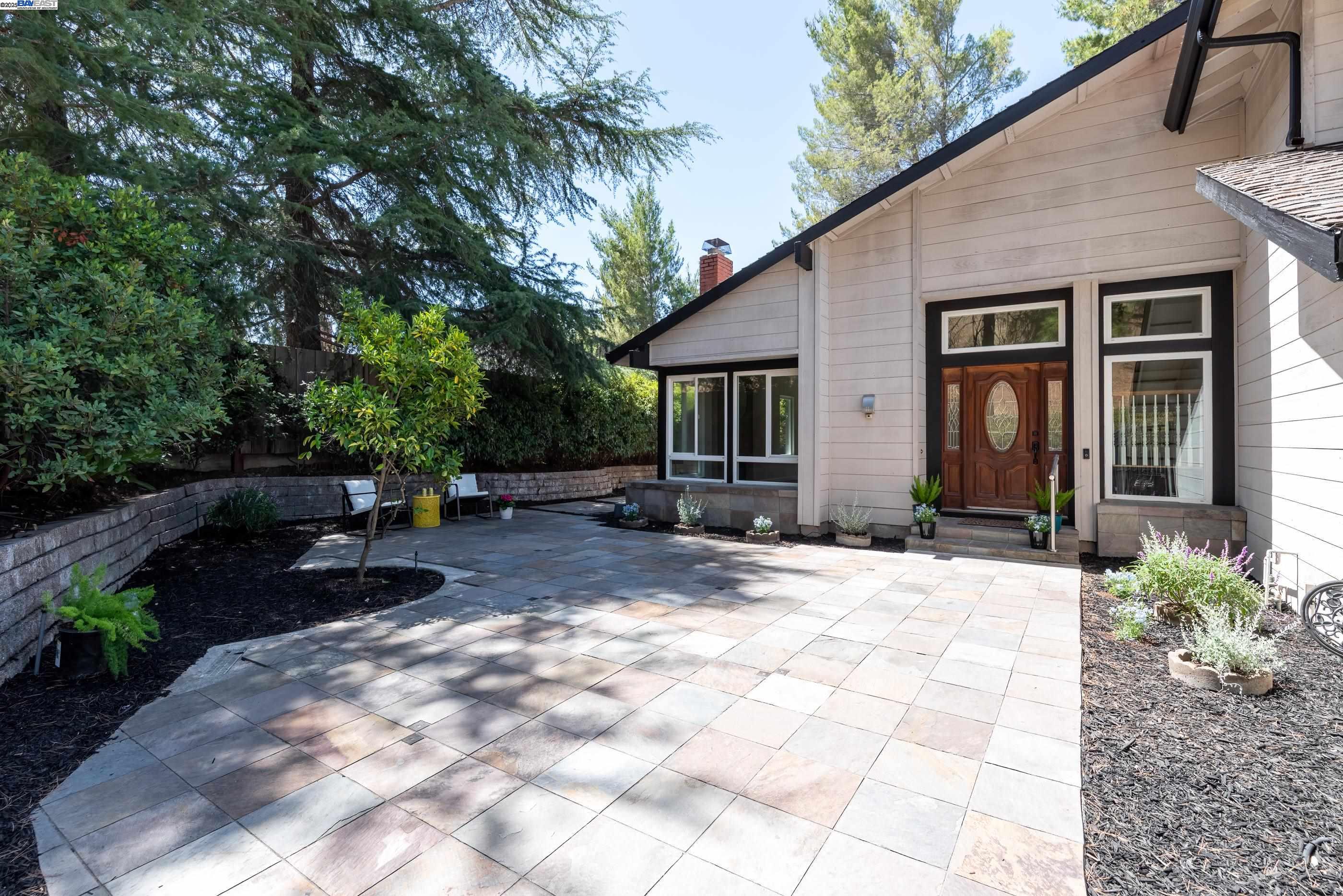 Detail Gallery Image 2 of 42 For 5644 Alhambra Hills Ct, Martinez,  CA 94553 - 4 Beds | 3 Baths