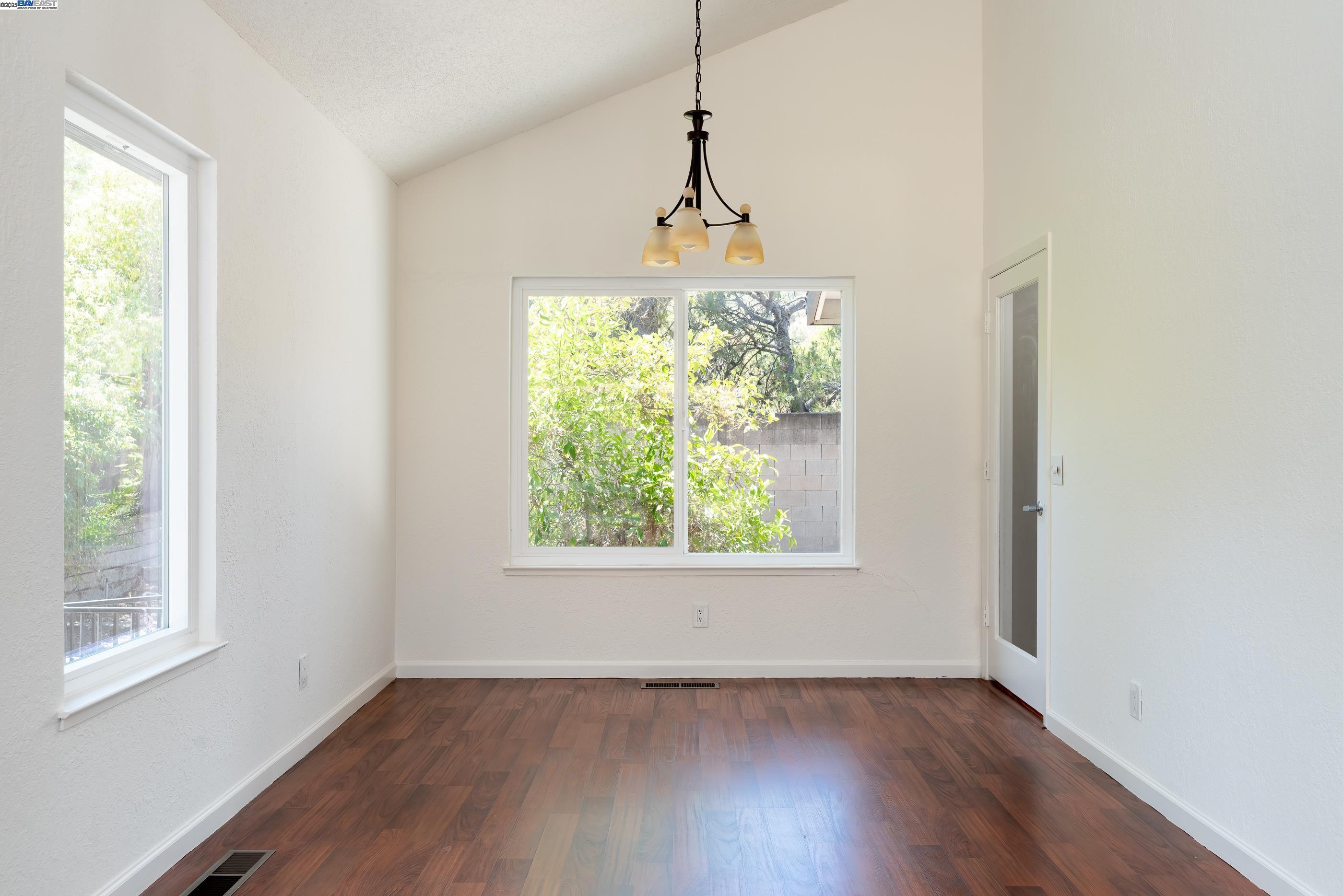 Detail Gallery Image 11 of 42 For 5644 Alhambra Hills Ct, Martinez,  CA 94553 - 4 Beds | 3 Baths