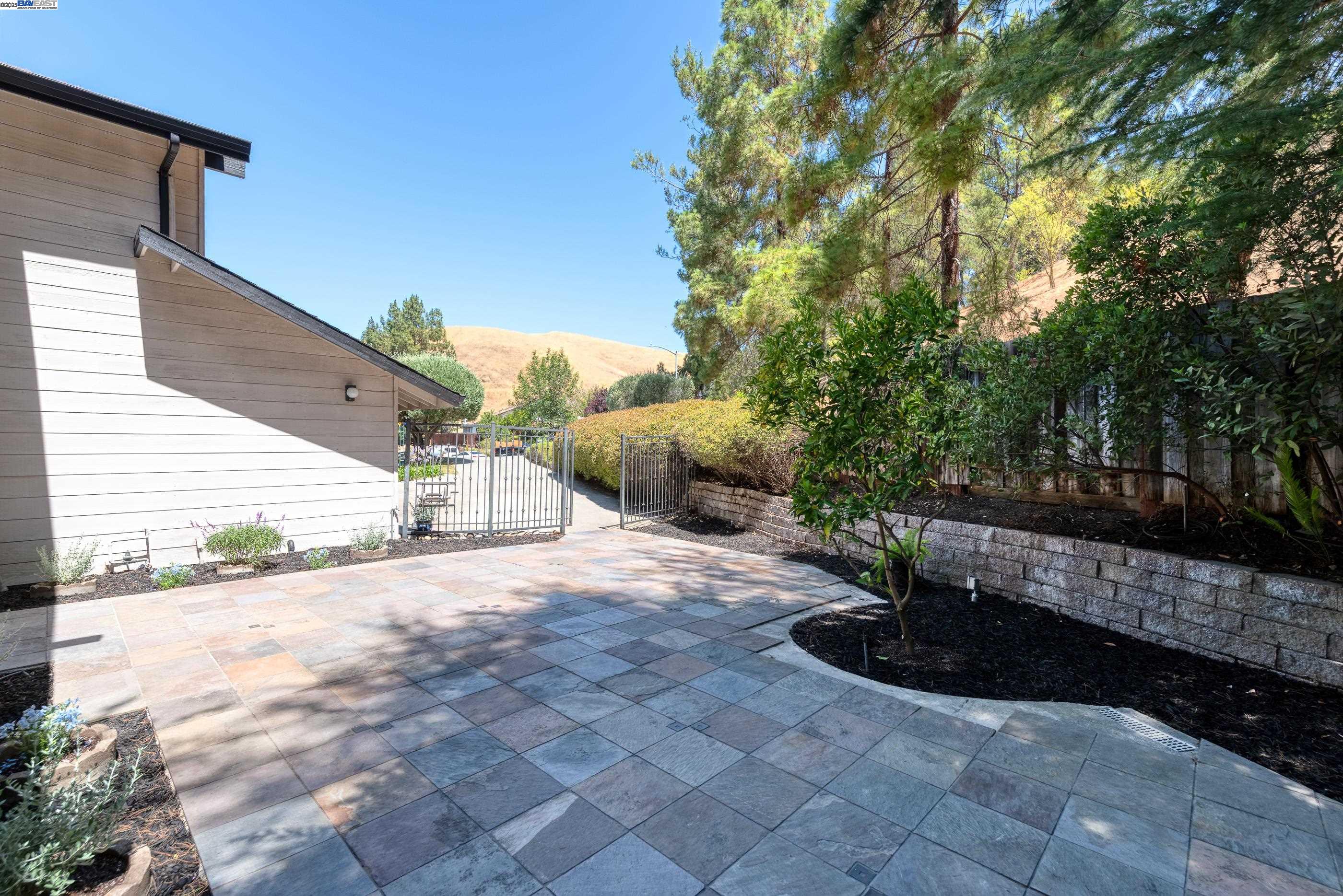 Detail Gallery Image 4 of 42 For 5644 Alhambra Hills Ct, Martinez,  CA 94553 - 4 Beds | 3 Baths
