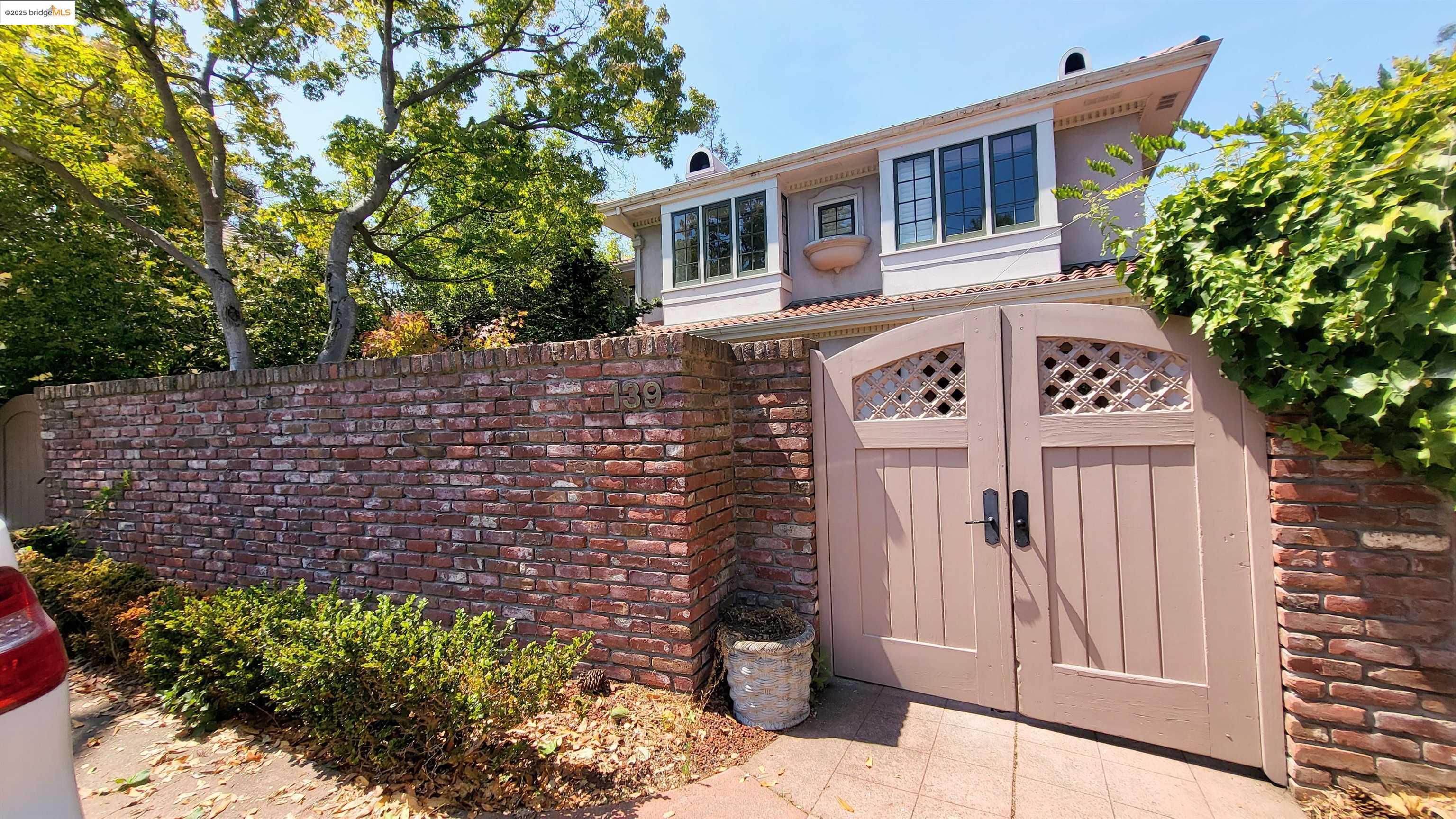 Detail Gallery Image 1 of 18 For 139 Woodland Way, Piedmont,  CA 94611-3839 - 5 Beds | 4/1 Baths