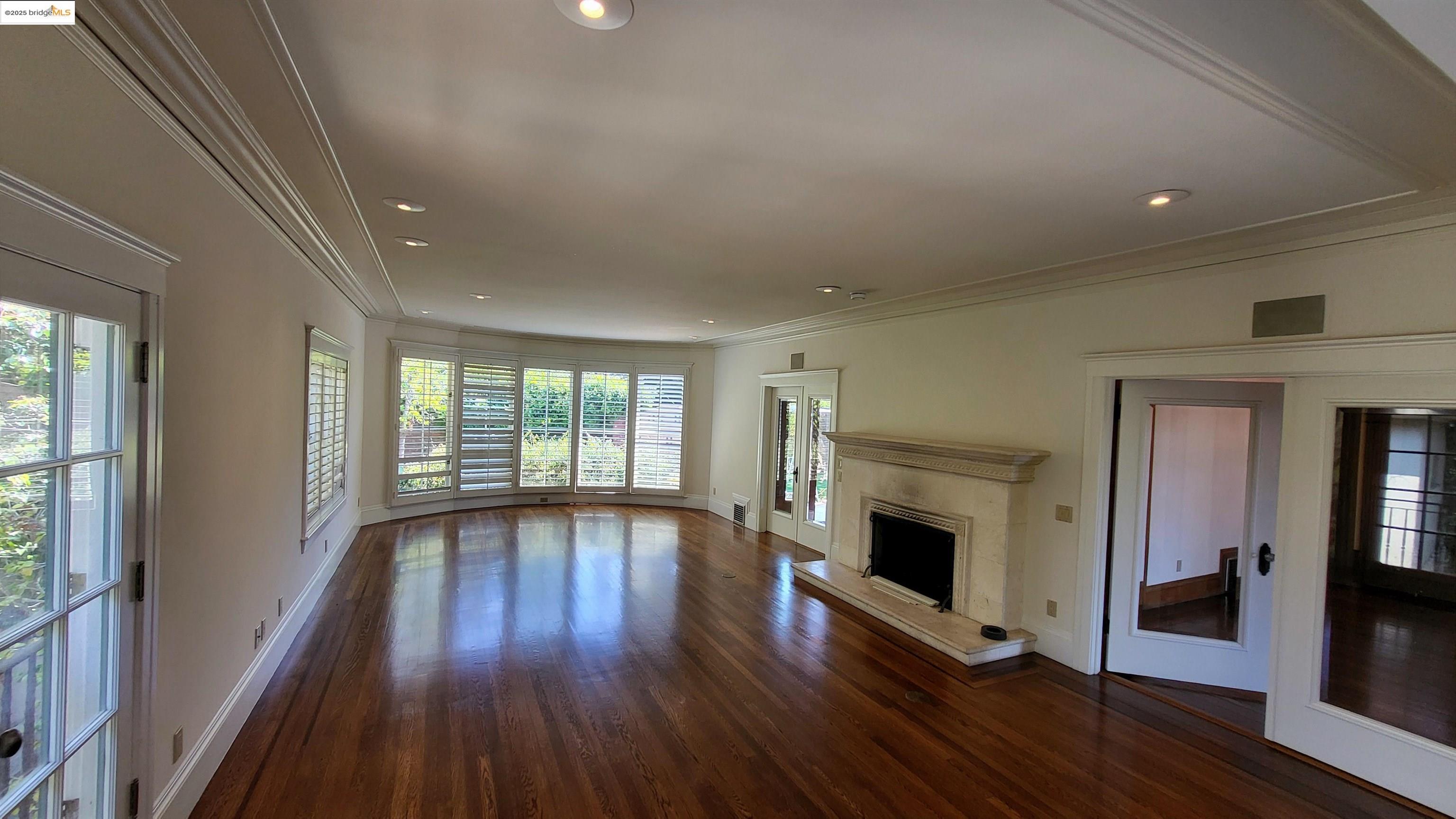 Detail Gallery Image 2 of 18 For 139 Woodland Way, Piedmont,  CA 94611-3839 - 5 Beds | 4/1 Baths