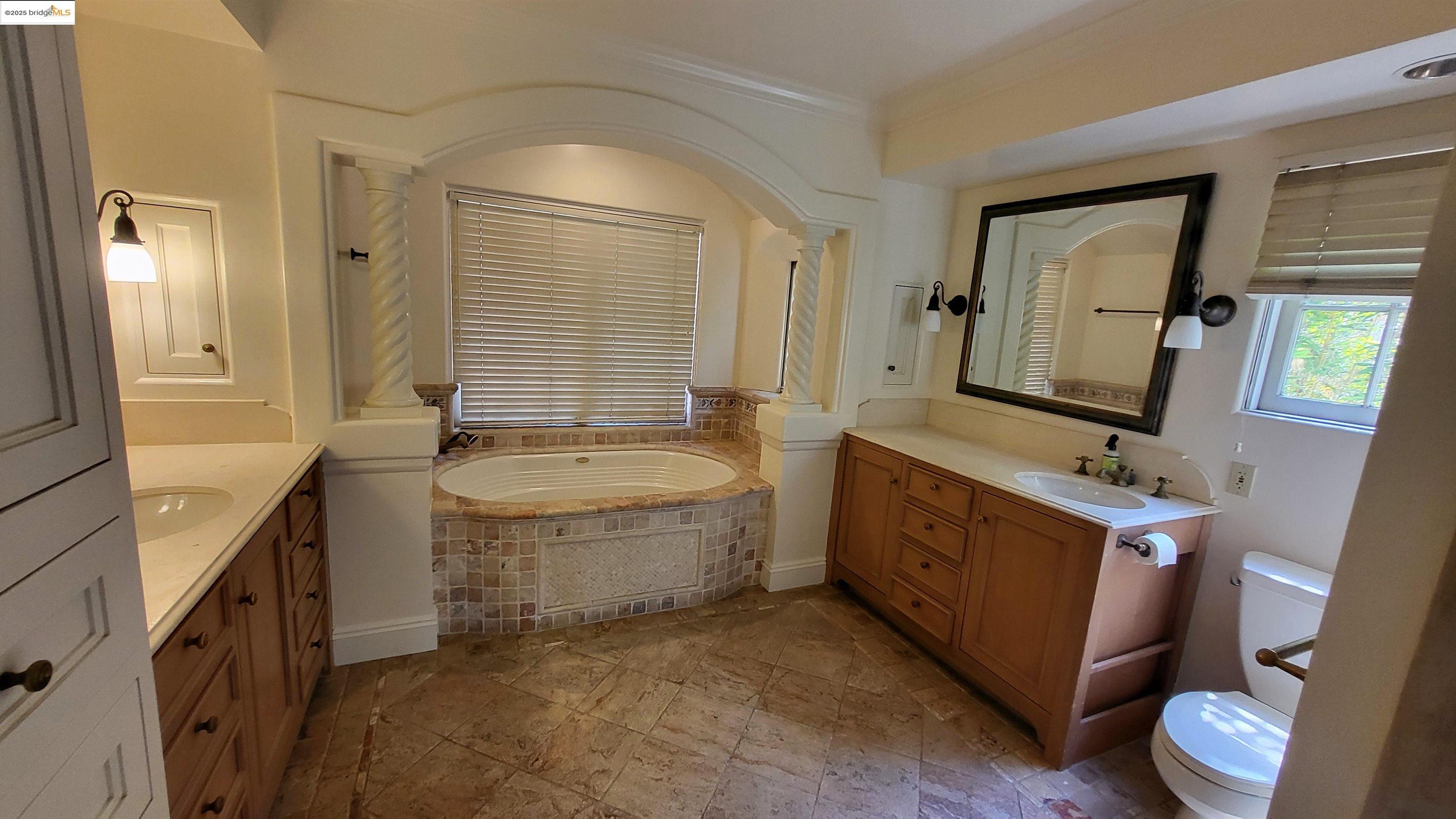 Detail Gallery Image 12 of 18 For 139 Woodland Way, Piedmont,  CA 94611-3839 - 5 Beds | 4/1 Baths