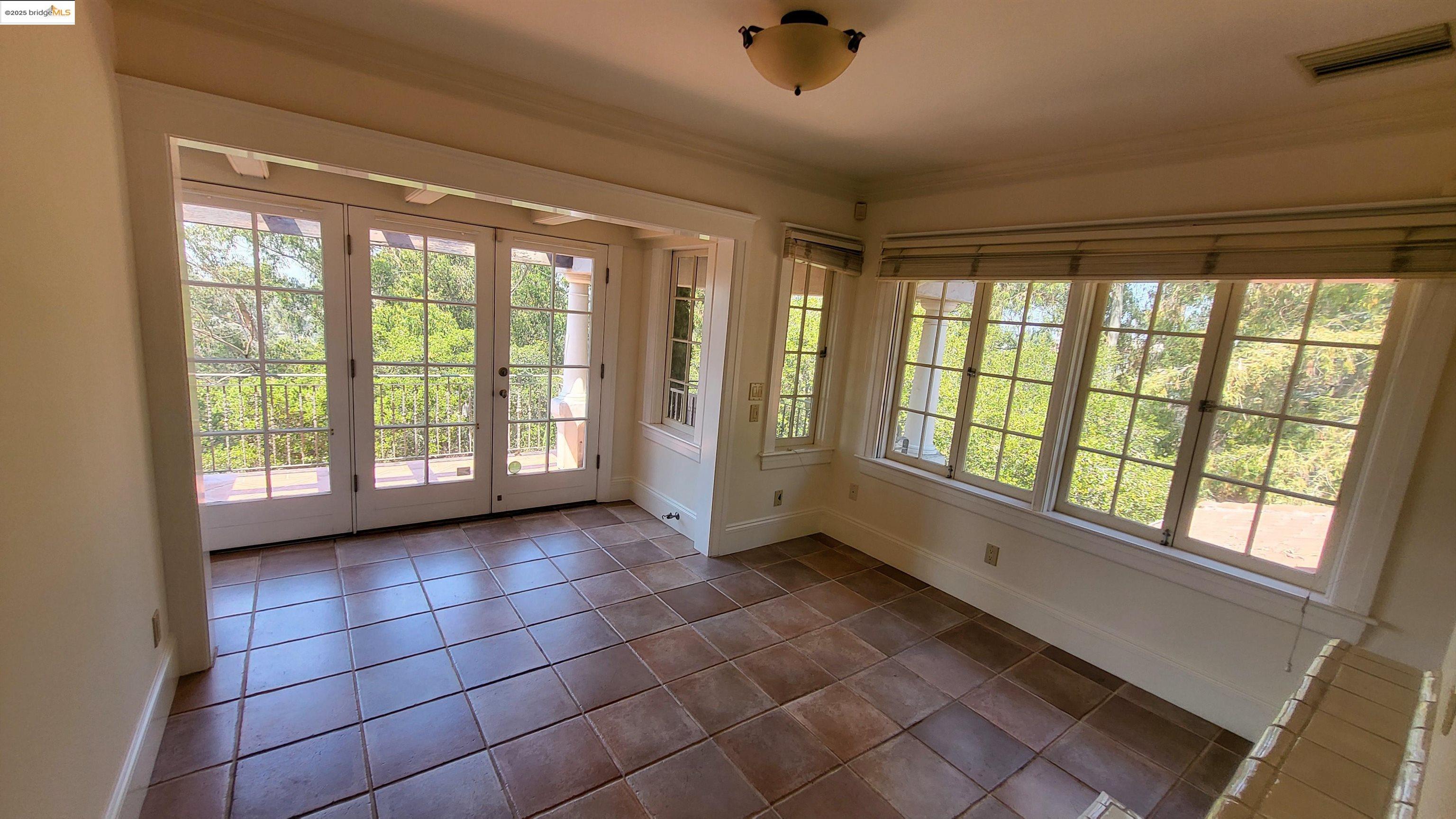 Detail Gallery Image 17 of 18 For 139 Woodland Way, Piedmont,  CA 94611-3839 - 5 Beds | 4/1 Baths