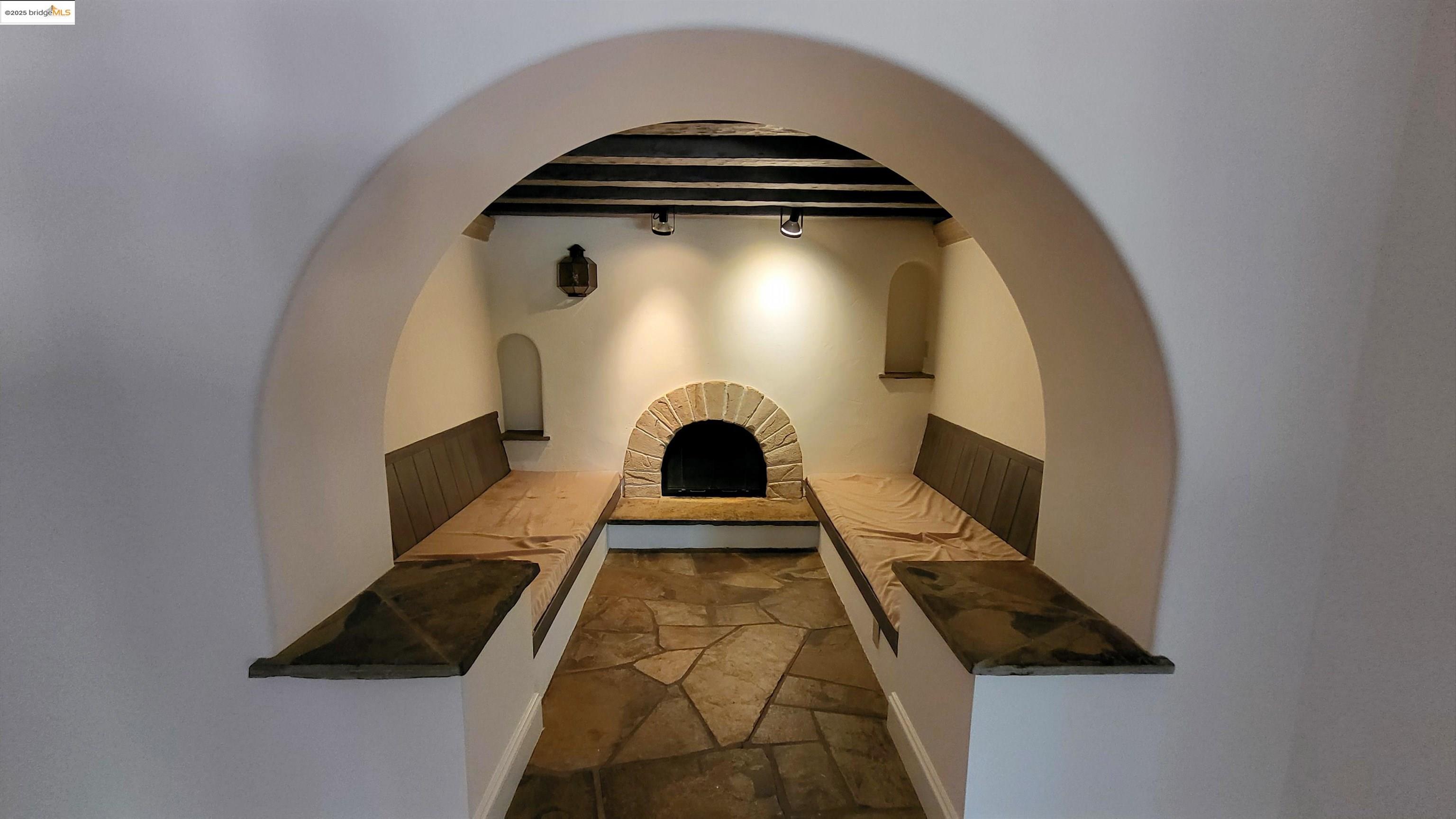 Detail Gallery Image 4 of 18 For 139 Woodland Way, Piedmont,  CA 94611-3839 - 5 Beds | 4/1 Baths