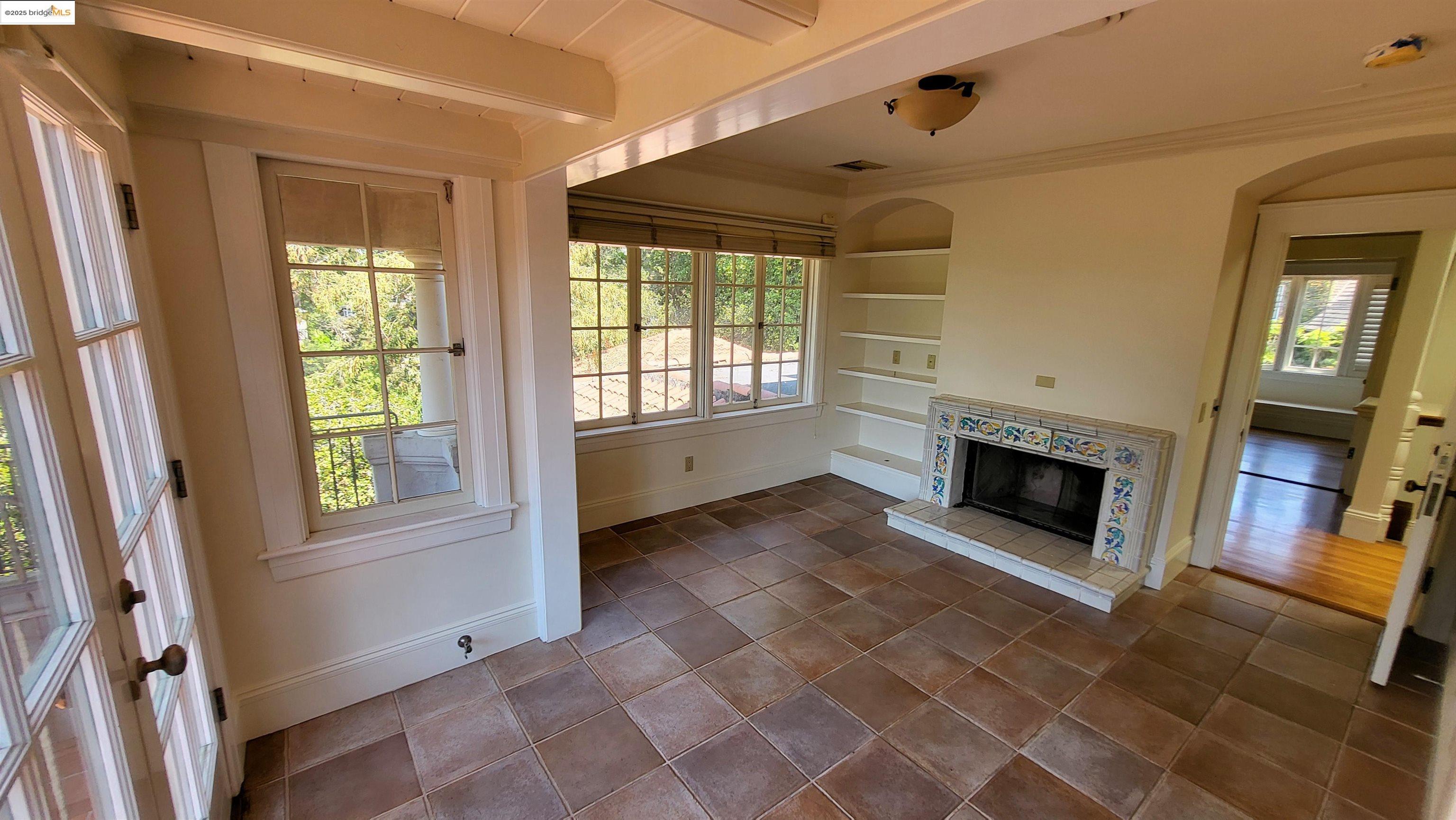 Detail Gallery Image 5 of 18 For 139 Woodland Way, Piedmont,  CA 94611-3839 - 5 Beds | 4/1 Baths