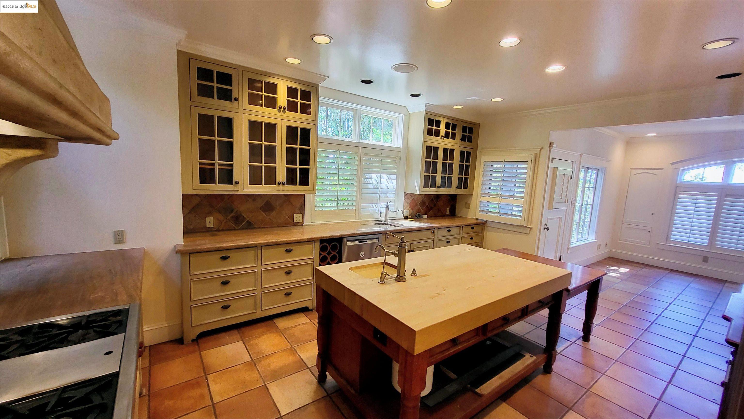 Detail Gallery Image 6 of 18 For 139 Woodland Way, Piedmont,  CA 94611-3839 - 5 Beds | 4/1 Baths