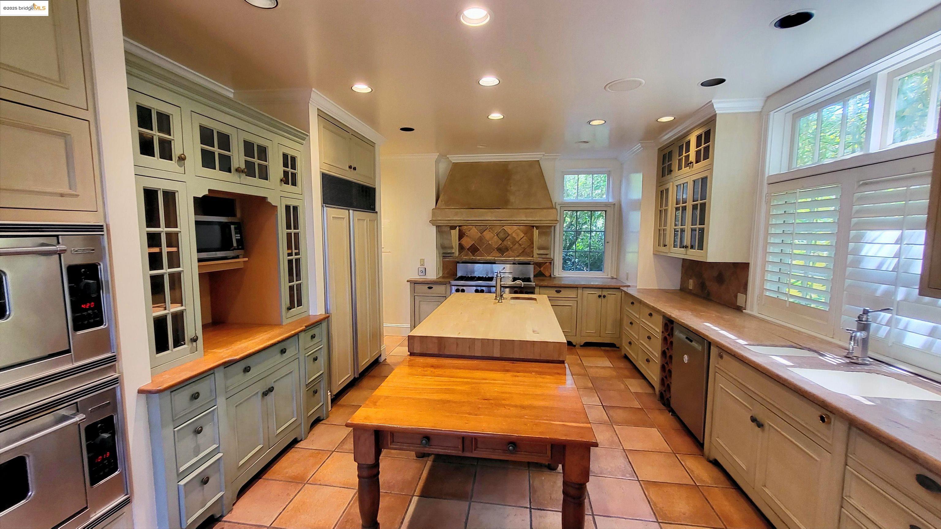 Detail Gallery Image 7 of 18 For 139 Woodland Way, Piedmont,  CA 94611-3839 - 5 Beds | 4/1 Baths