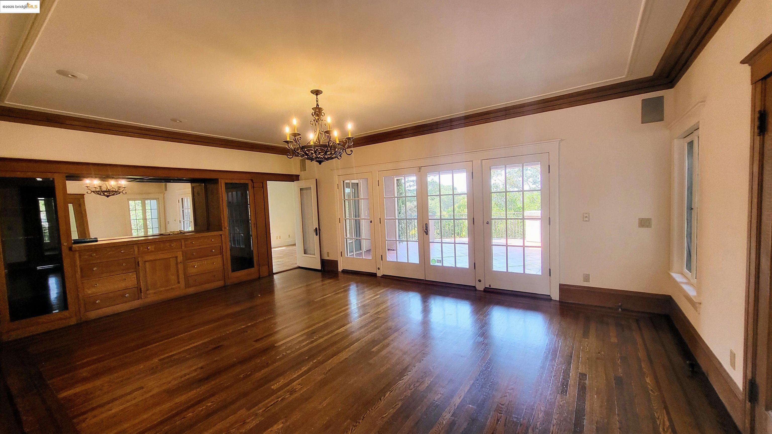 Detail Gallery Image 8 of 18 For 139 Woodland Way, Piedmont,  CA 94611-3839 - 5 Beds | 4/1 Baths