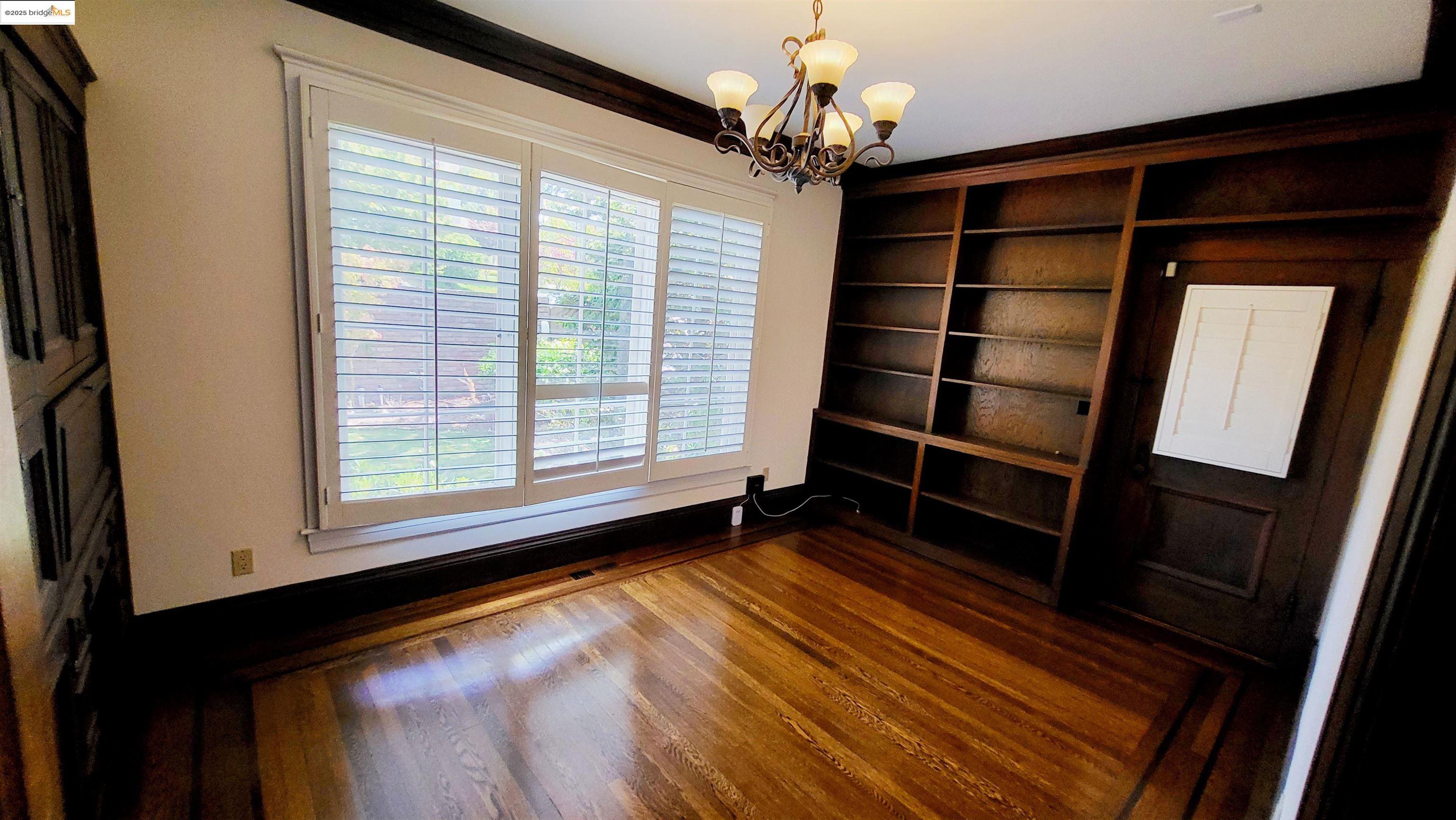 Detail Gallery Image 9 of 18 For 139 Woodland Way, Piedmont,  CA 94611-3839 - 5 Beds | 4/1 Baths