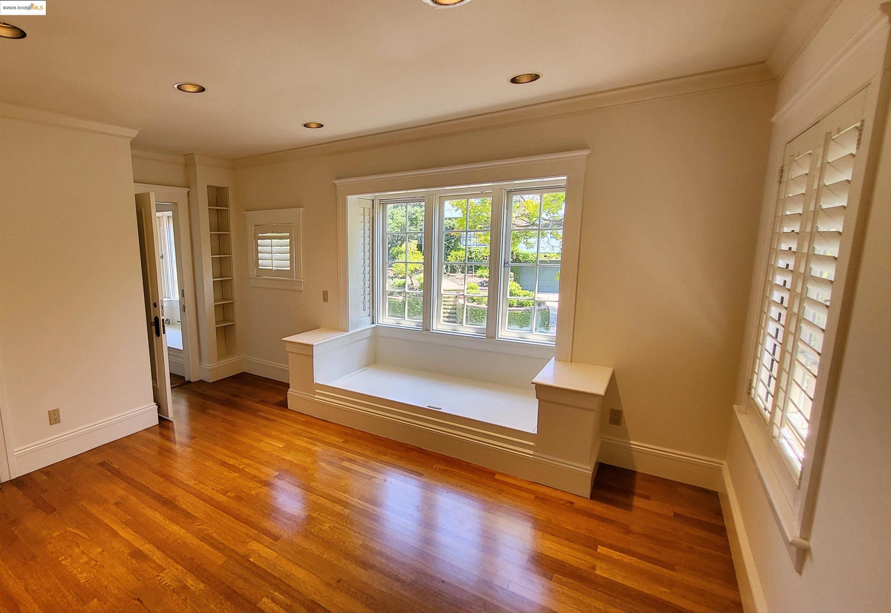 Detail Gallery Image 10 of 18 For 139 Woodland Way, Piedmont,  CA 94611-3839 - 5 Beds | 4/1 Baths