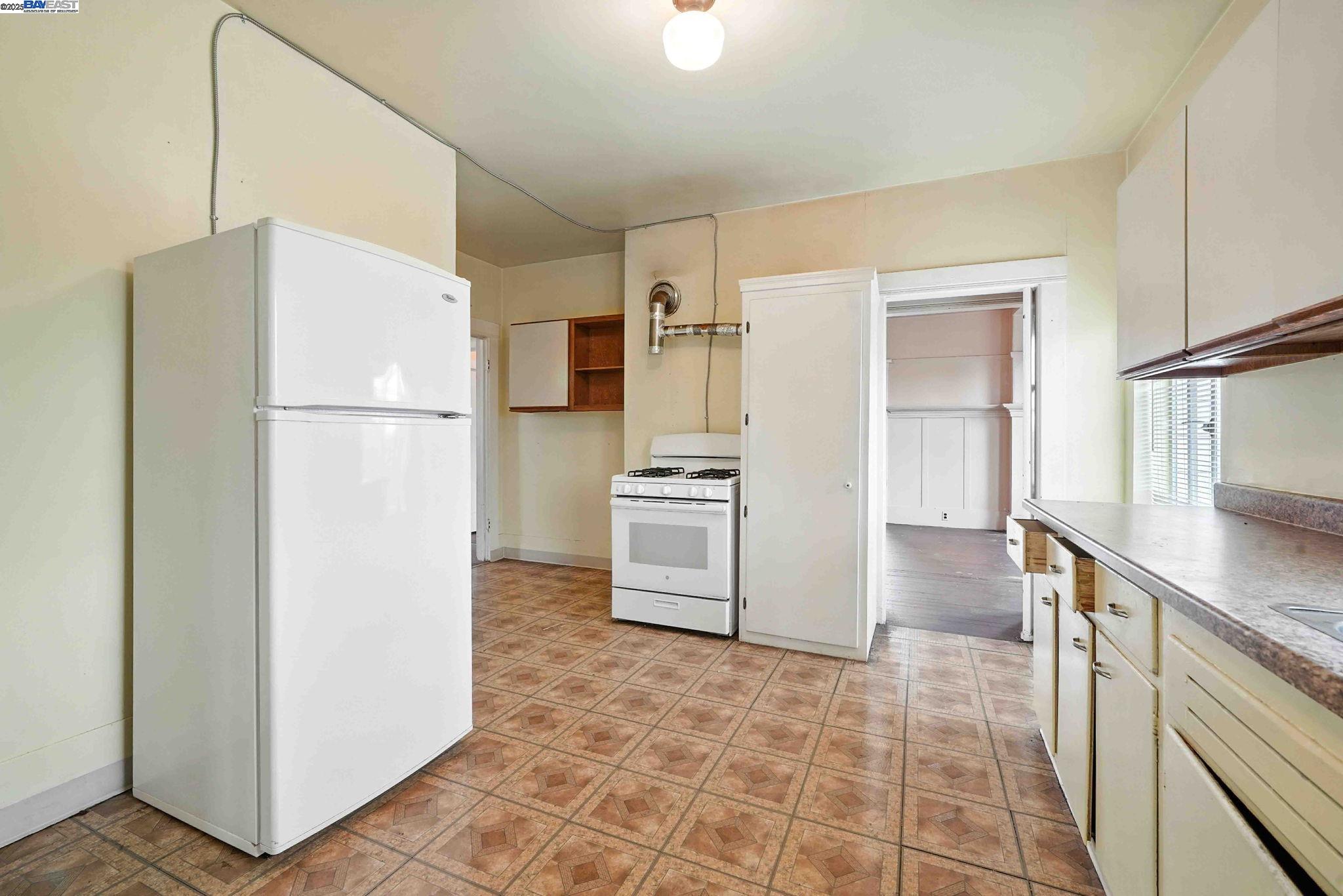 556-558 Alcatraz Ave, Oakland, California 94609, ,Residential Income,For Sale,556-558 Alcatraz Ave,41106772