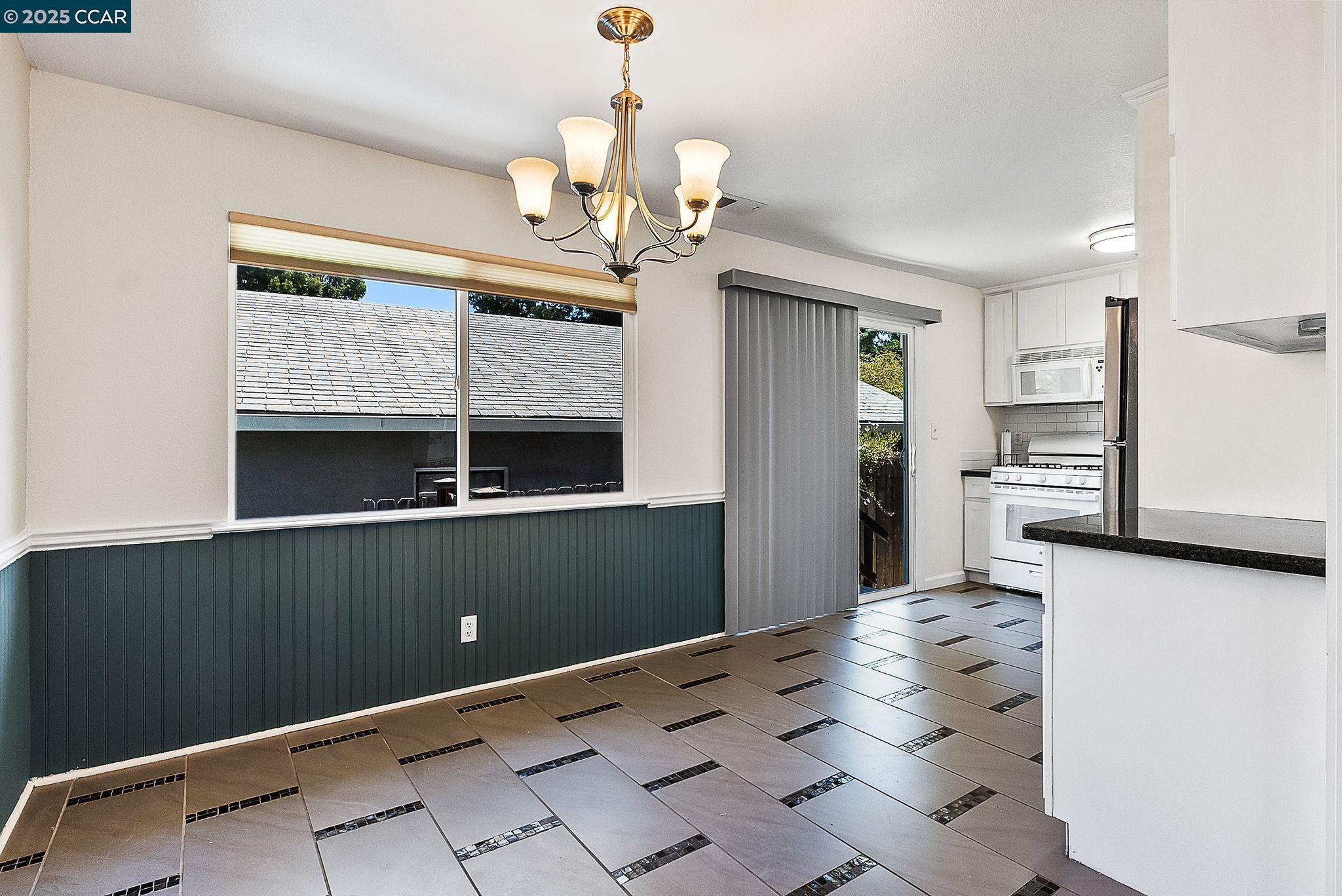 Detail Gallery Image 12 of 39 For 2150 Pomona Ave, Martinez,  CA 94553 - 3 Beds | 1 Baths