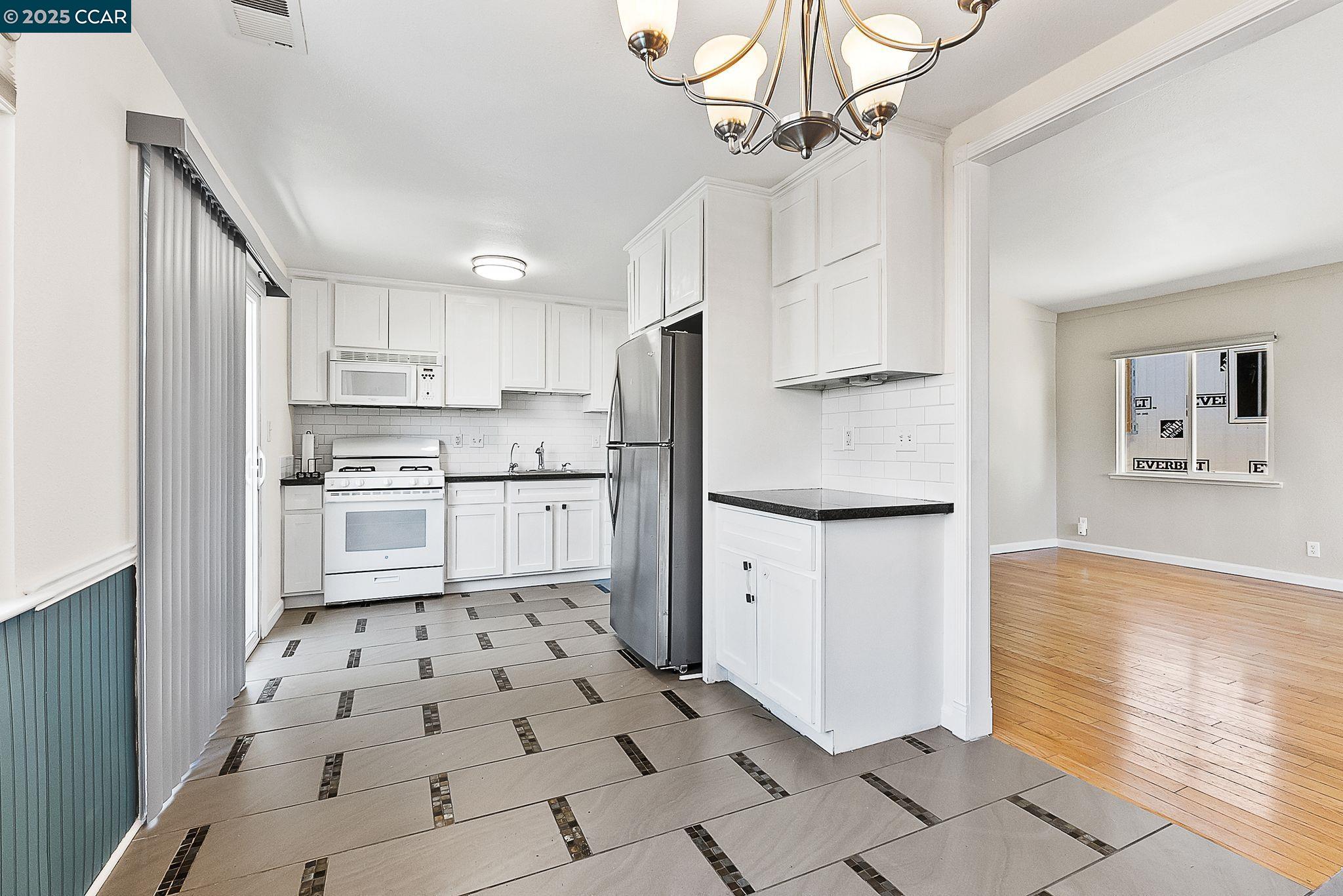Detail Gallery Image 13 of 39 For 2150 Pomona Ave, Martinez,  CA 94553 - 3 Beds | 1 Baths