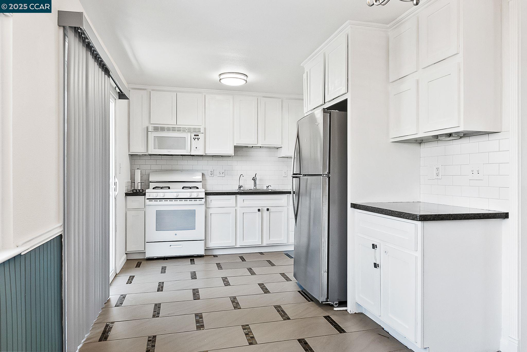 Detail Gallery Image 14 of 39 For 2150 Pomona Ave, Martinez,  CA 94553 - 3 Beds | 1 Baths