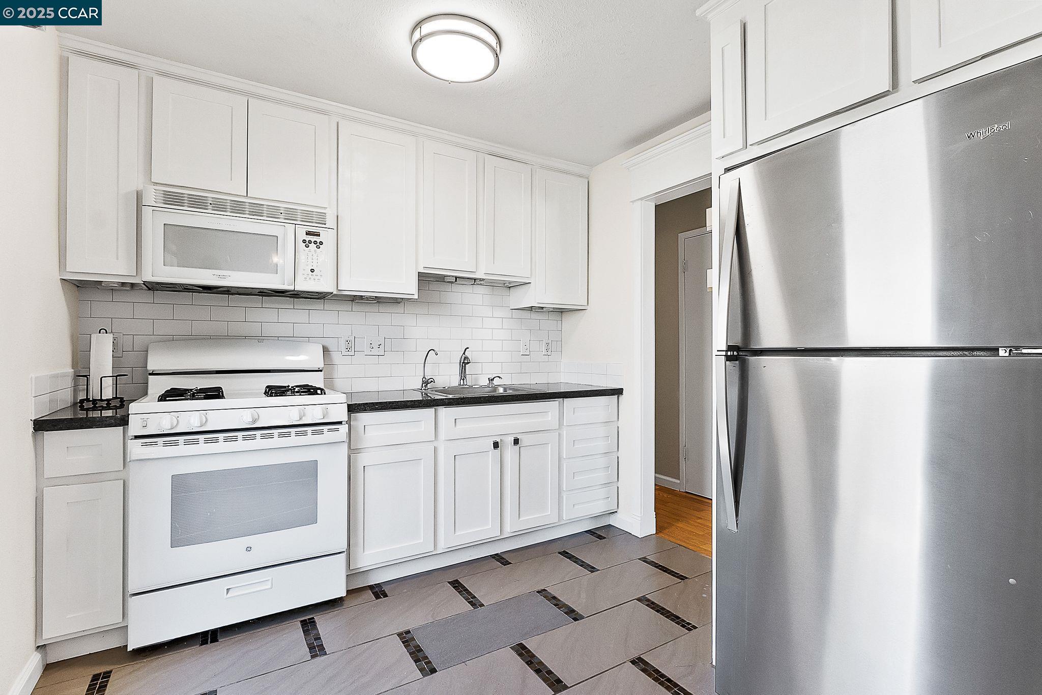 Detail Gallery Image 16 of 39 For 2150 Pomona Ave, Martinez,  CA 94553 - 3 Beds | 1 Baths