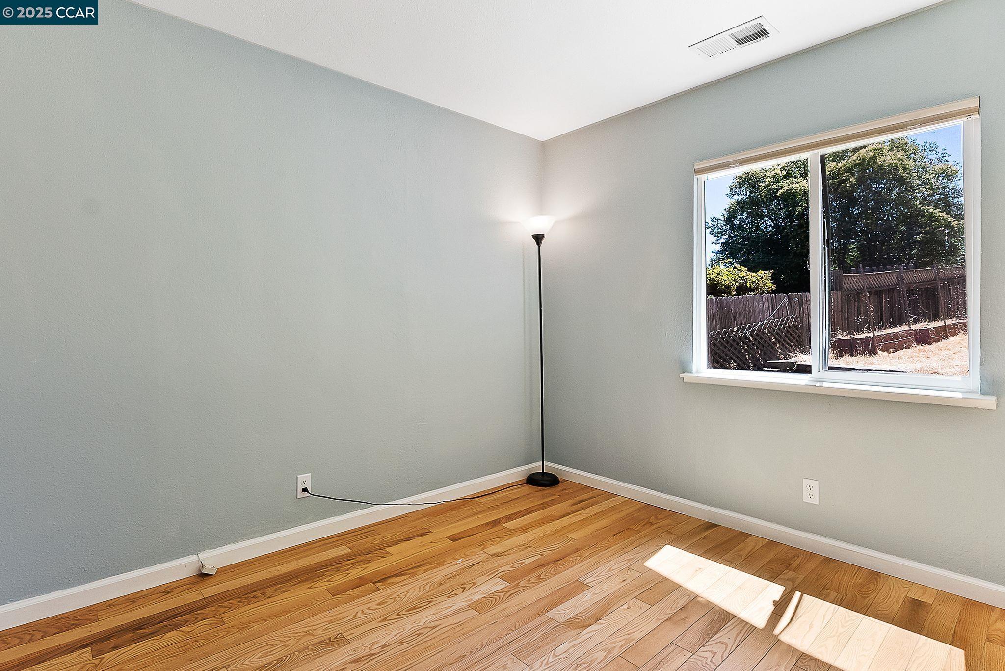 Detail Gallery Image 18 of 39 For 2150 Pomona Ave, Martinez,  CA 94553 - 3 Beds | 1 Baths