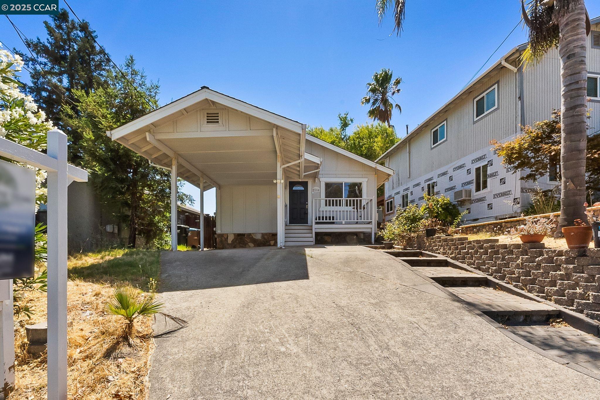 Detail Gallery Image 3 of 39 For 2150 Pomona Ave, Martinez,  CA 94553 - 3 Beds | 1 Baths