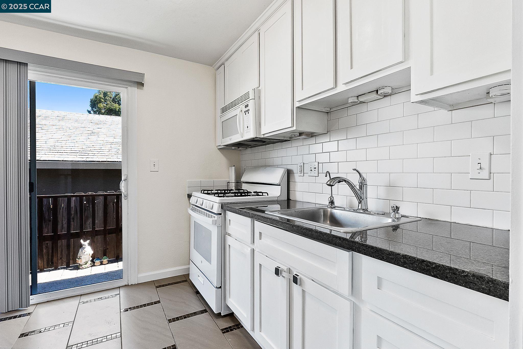 Detail Gallery Image 9 of 39 For 2150 Pomona Ave, Martinez,  CA 94553 - 3 Beds | 1 Baths