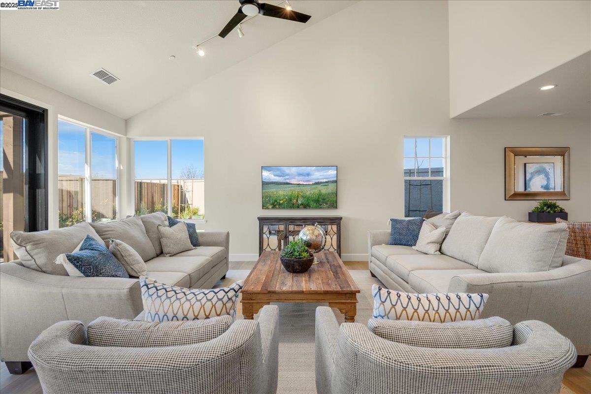 5325 Singh Circle, Union City, California 94587, 5 Bedrooms Bedrooms, 11 Rooms Rooms,3 BathroomsBathrooms,Residential,For Sale,5325 Singh Circle,41106774