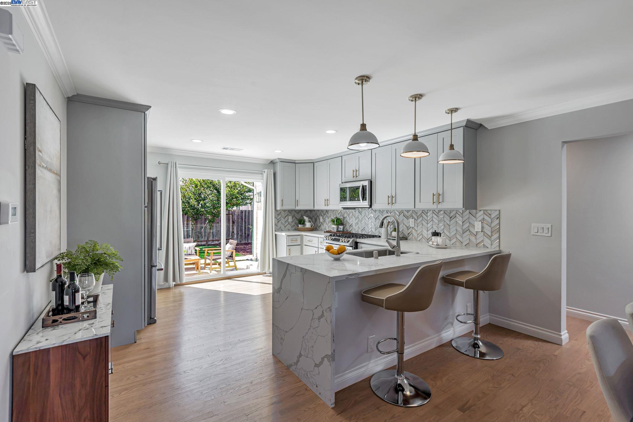 Detail Gallery Image 9 of 36 For 581 Kirk Ave, Sunnyvale,  CA 94085 - 3 Beds | 3 Baths
