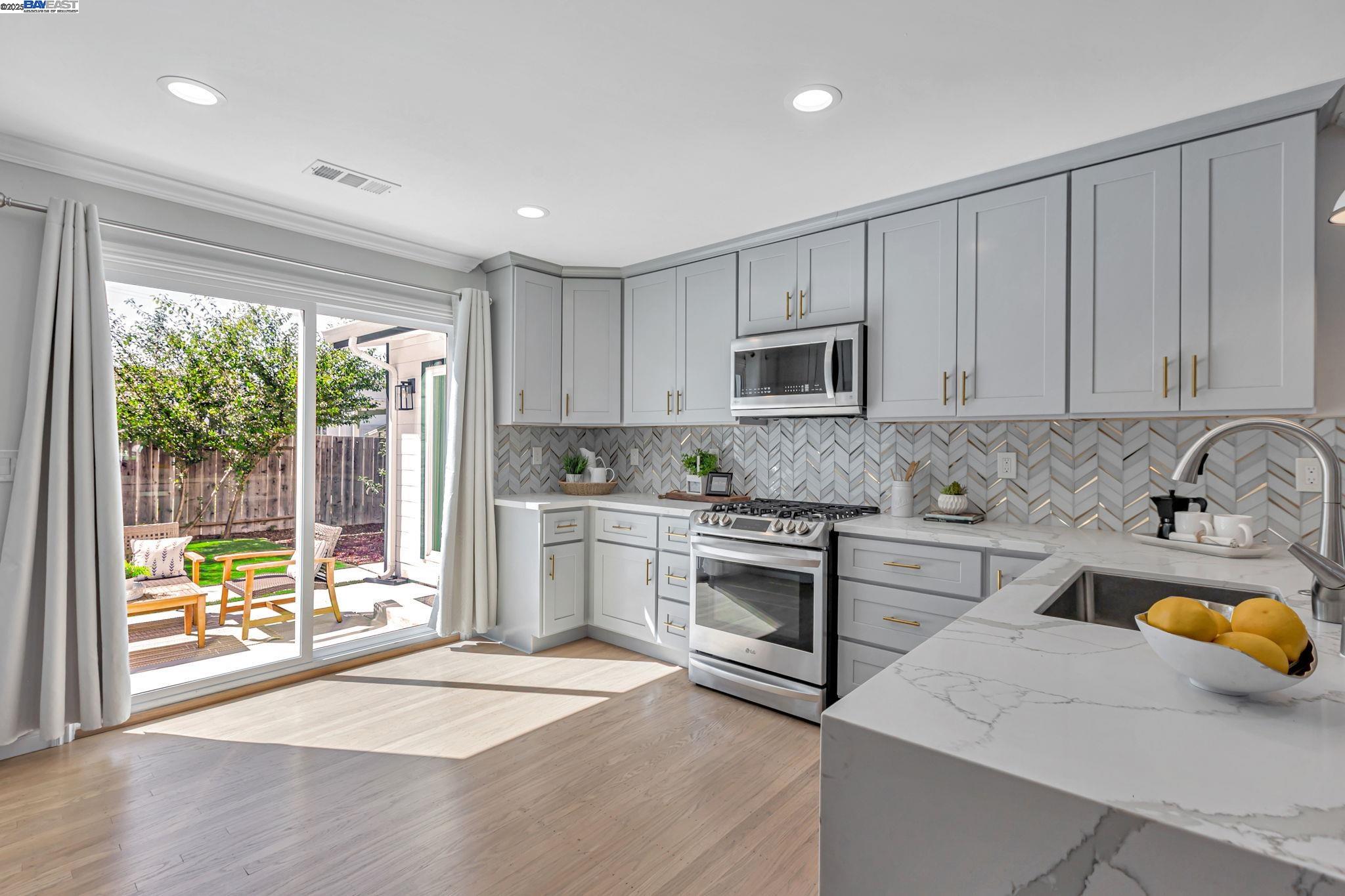Detail Gallery Image 10 of 36 For 581 Kirk Ave, Sunnyvale,  CA 94085 - 3 Beds | 3 Baths
