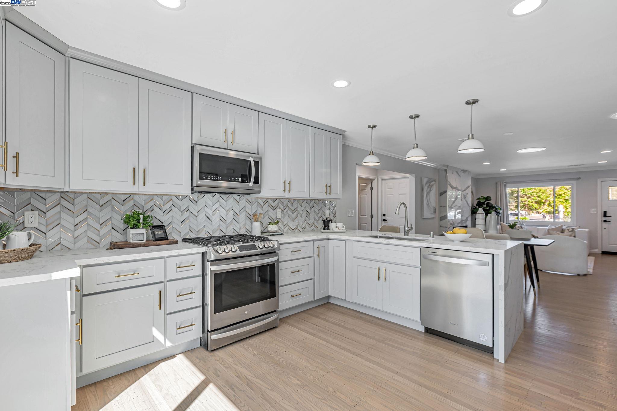 Detail Gallery Image 13 of 36 For 581 Kirk Ave, Sunnyvale,  CA 94085 - 3 Beds | 3 Baths