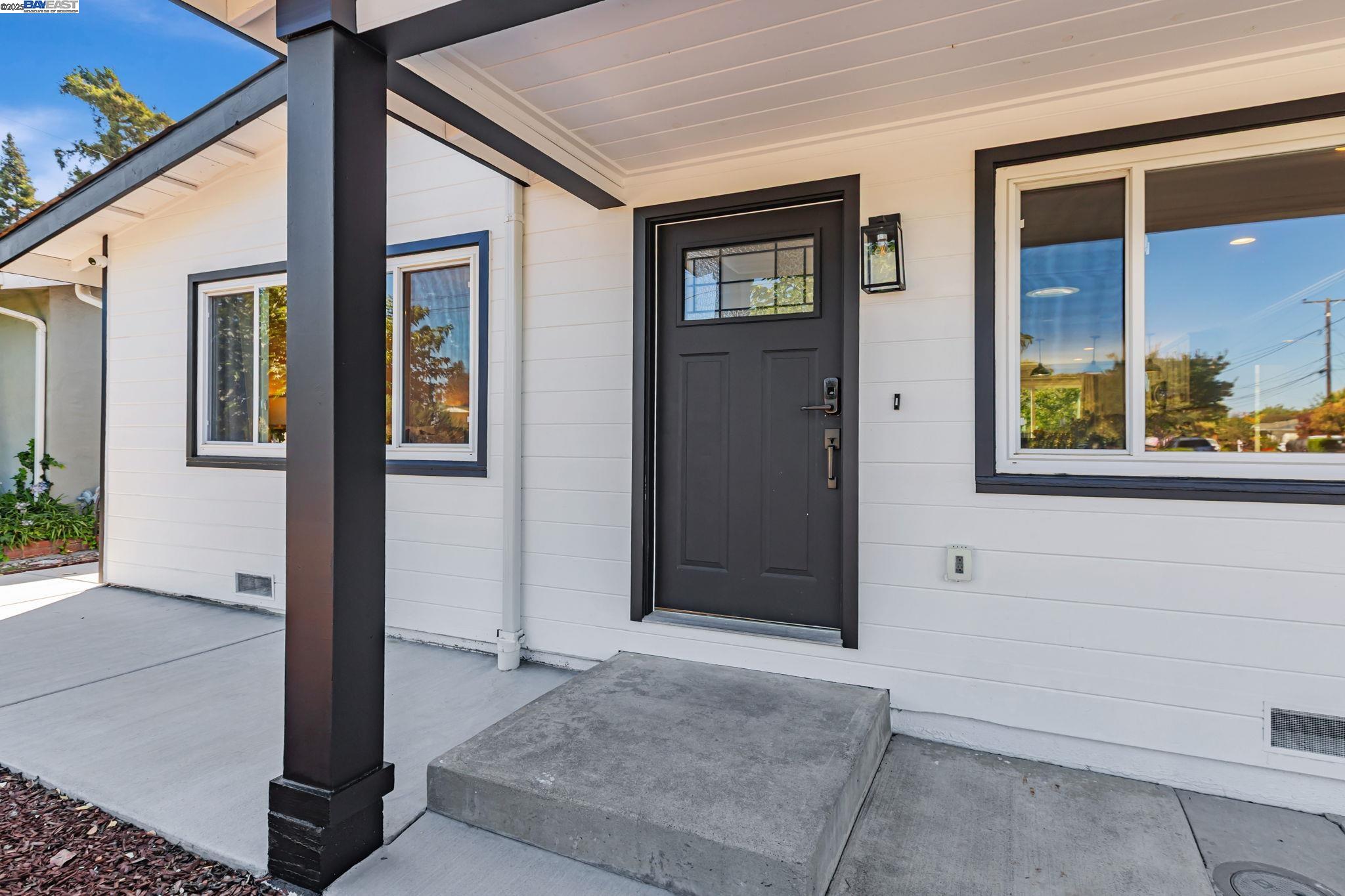 Detail Gallery Image 4 of 36 For 581 Kirk Ave, Sunnyvale,  CA 94085 - 3 Beds | 3 Baths