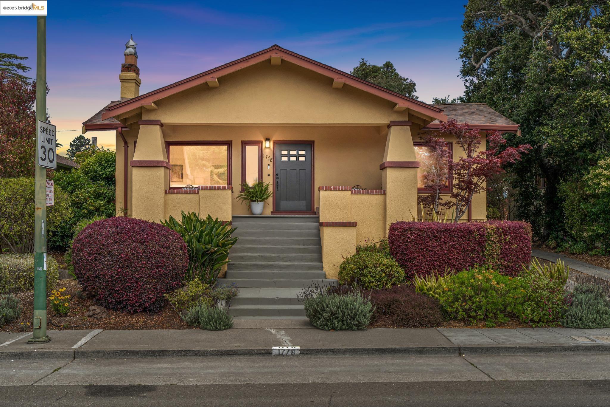 Detail Gallery Image 1 of 1 For 1778 Pleasant Valley Ave, Oakland,  CA 94611 - 3 Beds | 2 Baths